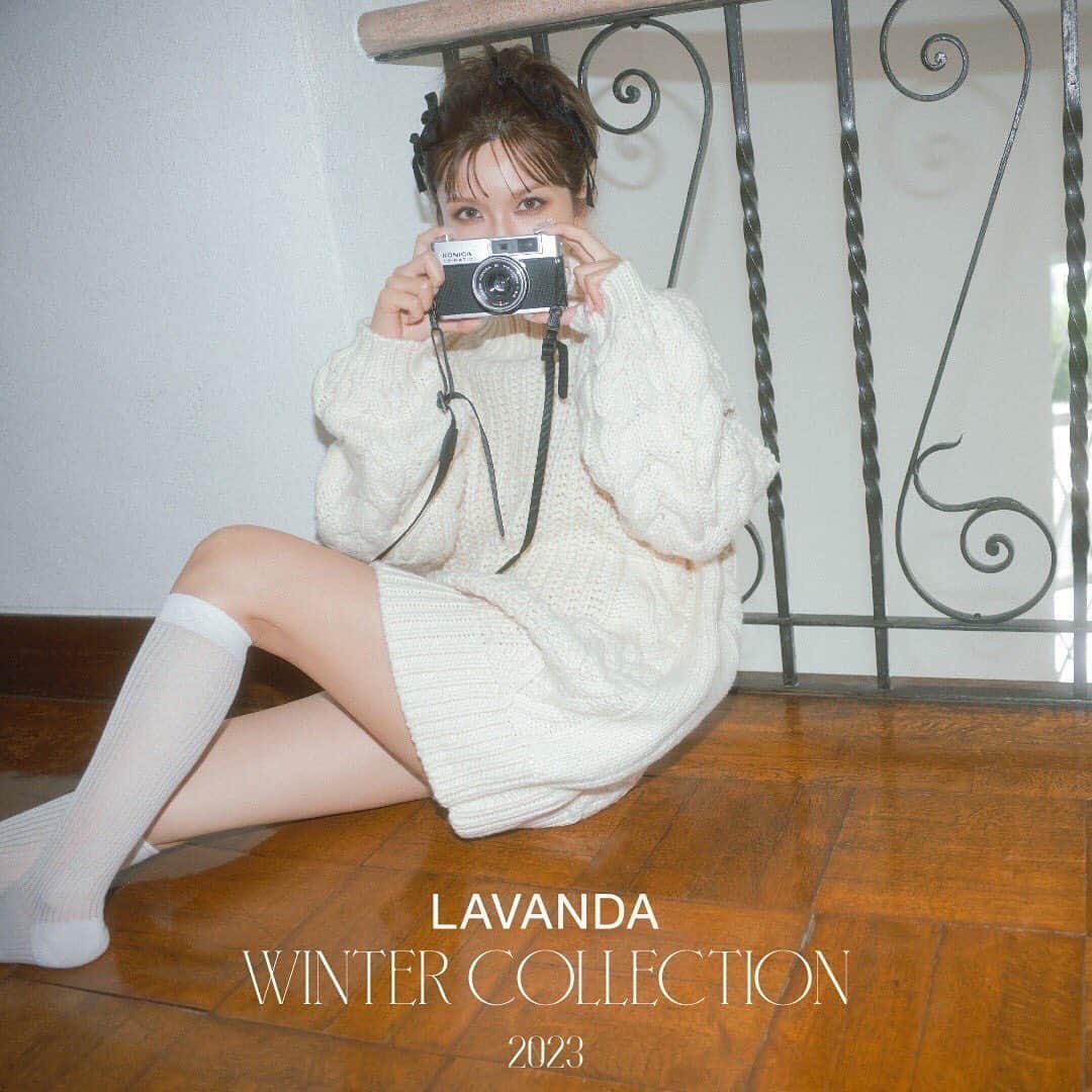 宇野実彩子のインスタグラム：「． LAVANDA 2023 WINTER COLLECTION  受注販売スタート🛒⛄️❄️  LAVANDA の新作ビジュどうかな？🫣 大人っぽく映えなアイテムが勢揃いだよ♥️ スタイルアップ＆女子力アップな、 シルエットやデザインをとても意識して作ってます✨️ 着るだけでコーデ完成なめちゃ温かいアウターもおすすめ🫰🏻  ぜひお買い物楽しんでね👀✨  ︎ 👜販売期間  9/21 (木)20:00〜9/28 (木)23:59   📦お届け予定日 11月下旬〜順次発送予定  🎁ノベルティー お買い上げ合計税込¥30,000円以上ご購入の方にLAVANDAロゴトートバッグをプレゼントいたします。  #lavanda  #LAVANDA #lavanda_autumn #ラバンダ #lavandaコーデ」