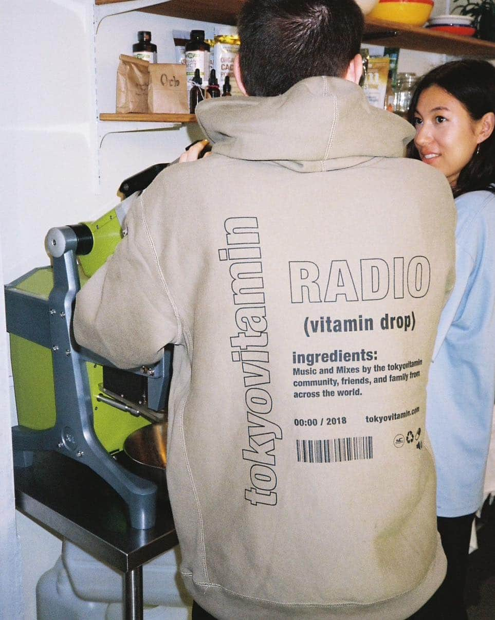 ビームスさんのインスタグラム写真 - (ビームスInstagram)「… tokyovitamin  POP UP SHOP at BEAMS T HARAJUKU 9.22(fri) - 10.1(sun)  @tokyovitamin @beams_t  国内を中心に海外でも様々な形でアーティストとプロジェクトを取り組んでいるレーベル〈tokyovitamin〉とのPOP UP SHOPを9月22日（金）より「ビームスT 原宿」にて開催します。  今回のPOP UP SHOPでは、ここ最近〈tokyovitamin〉のアイテムでは使用していないレアなオリジナルロゴを落とし込こみ〈BEAMS T〉の別注で製作しました。ファン垂涎のアイテムは、フーディー、クルーネックスウェット、Tシャツ、クッションがラインナップ。  また、POP UP SHOPの初日には19:00よりブランドに所縁のあるアーティスト〈Gliiico〉によるライブ、〈tokyovitamin〉のメンバーによるDJのイベントを開催します。是非お楽しみに。  【Reception Party】 9.22(fri) 19:00～22:00 LIVE：@gliiicogliiico DJ：@tokyovitamin  【POP UP SHOP】 ▽開催期間 2023年9月22日（金）～10月1日（日）  ▽開催店舗 ビームスT 原宿 @beams_t  #tokyovitamin #beams #beamst #ビームス」9月21日 20時00分 - beams_official