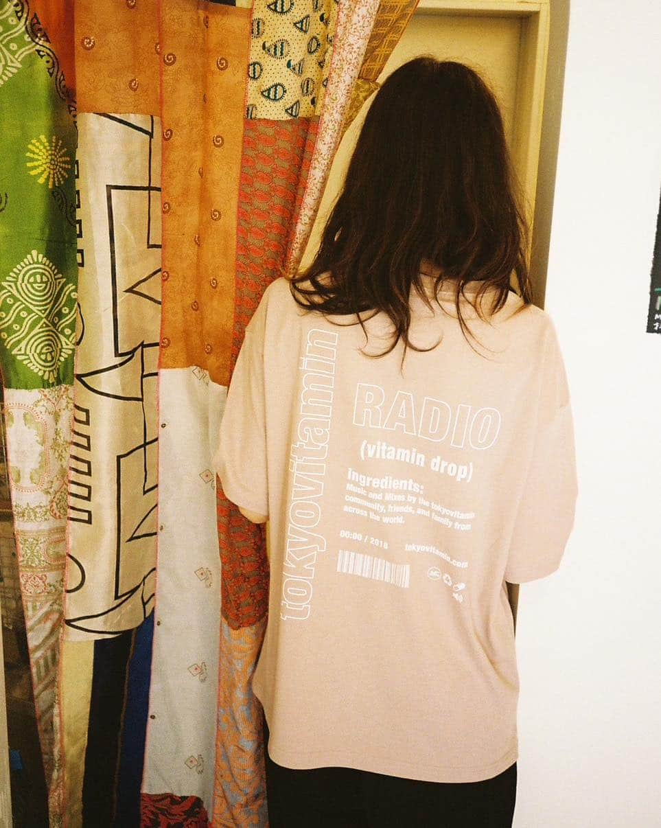 ビームスさんのインスタグラム写真 - (ビームスInstagram)「… tokyovitamin  POP UP SHOP at BEAMS T HARAJUKU 9.22(fri) - 10.1(sun)  @tokyovitamin @beams_t  国内を中心に海外でも様々な形でアーティストとプロジェクトを取り組んでいるレーベル〈tokyovitamin〉とのPOP UP SHOPを9月22日（金）より「ビームスT 原宿」にて開催します。  今回のPOP UP SHOPでは、ここ最近〈tokyovitamin〉のアイテムでは使用していないレアなオリジナルロゴを落とし込こみ〈BEAMS T〉の別注で製作しました。ファン垂涎のアイテムは、フーディー、クルーネックスウェット、Tシャツ、クッションがラインナップ。  また、POP UP SHOPの初日には19:00よりブランドに所縁のあるアーティスト〈Gliiico〉によるライブ、〈tokyovitamin〉のメンバーによるDJのイベントを開催します。是非お楽しみに。  【Reception Party】 9.22(fri) 19:00～22:00 LIVE：@gliiicogliiico DJ：@tokyovitamin  【POP UP SHOP】 ▽開催期間 2023年9月22日（金）～10月1日（日）  ▽開催店舗 ビームスT 原宿 @beams_t  #tokyovitamin #beams #beamst #ビームス」9月21日 20時00分 - beams_official