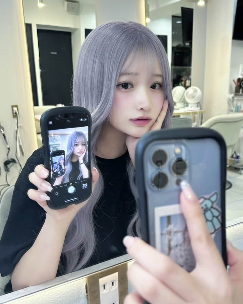 もいちゃんのインスタグラム：「. . 🫨 .  #ハイトーン  #ハイトーンカラー  #ショートヘア  #ショートボブ  #韓国ヘア  #韓国ファッション #韓国メイク  #純欲メイク  #自撮り  #ピアス #舌ピ  #軟骨ピアス #ヘリックス #アンテナヘリックス #インナーコンク #トラガス #拡張ピアス」