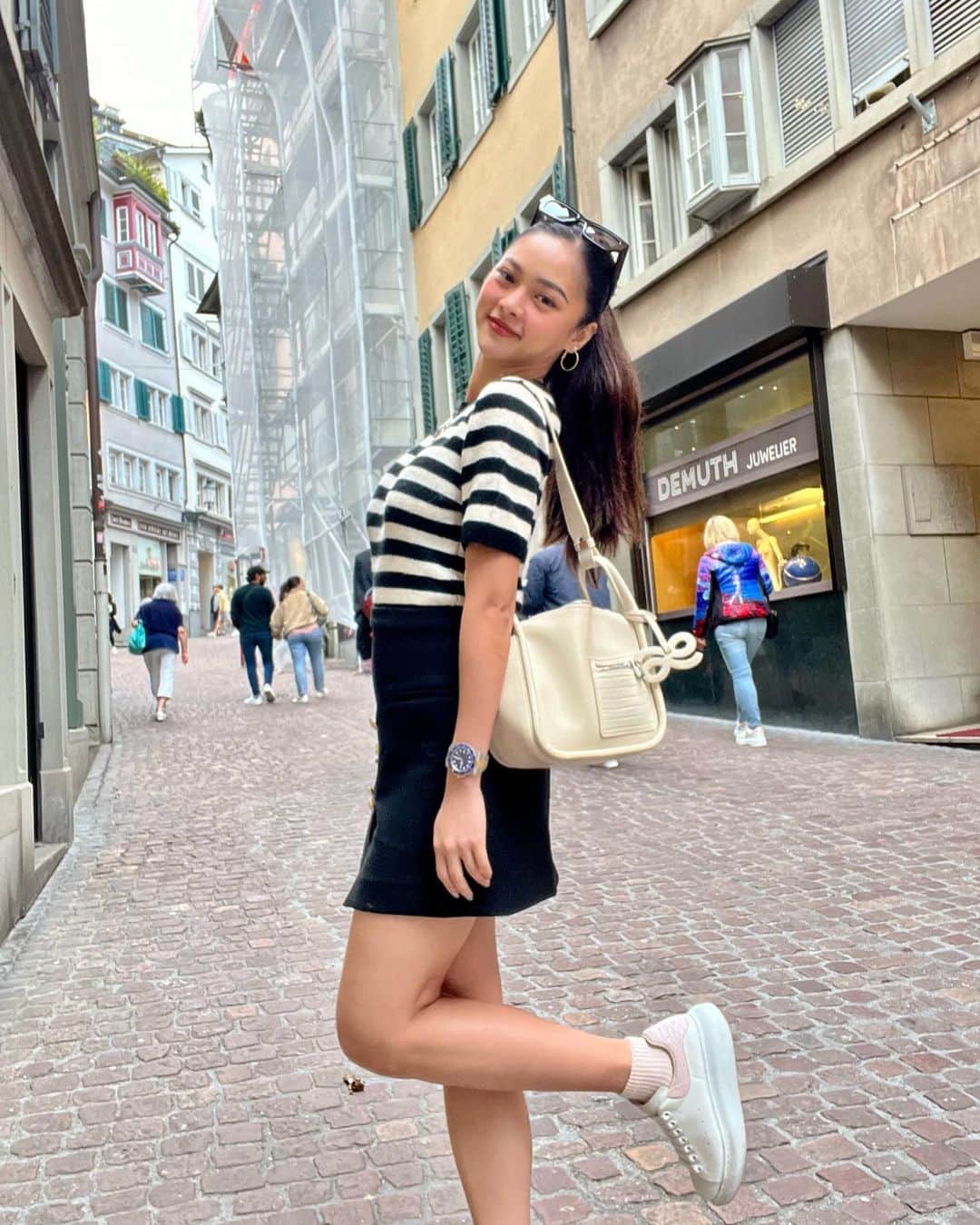 Kim Chiuのインスタグラム：「"Life is short; live it. Love is rare; grab it. Anger is bad; dump it. Fear is awful; face it. Memories are sweet; cherish them."❤️ #Chiurista #fitcheck #ootdksyc 💘  Wearing @hm top, skirt, and sunglasses ❤️trip is not complete without #KIMforHM kind of #ootd 😉 thank you, H&M family!😘 and of course bag from @houseoflittlebunny.ph in momentum craie!🤍 visit our website to get this bag: www.houseoflittlebunny.ph 🐰🛒💖」
