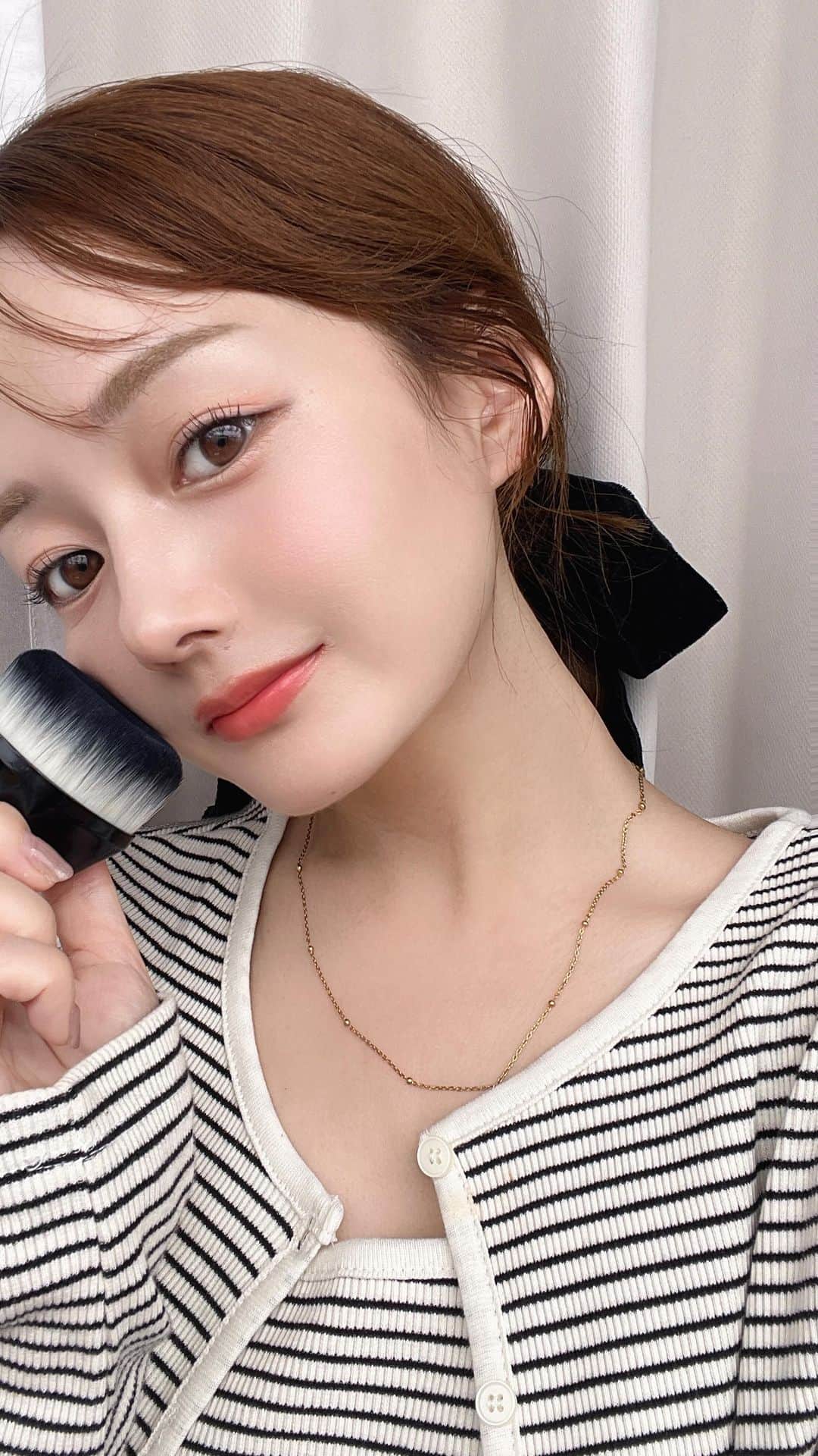 大田くるみのインスタグラム：「【本当は秘密にしておきたい🤫 フィルター肌ファンデ&ブラシ】  このファンデとファンデブラシ、 本当に凄い…！！  スキンケア成分たっぷりだから 長くつけていても肌が重たくならないし、 ファンデブラシを使ってつけると 素肌感がありながら ツヤッツヤな発光肌になれるの😍✨  ファンデって毎日のように使うものだし、 メイクの基盤となるものだから 良いものを使いたいよね🤤🤍 . . . #shuuemura  #ベースメイク #秋冬メイク #ベースメイク #ファンデーション」