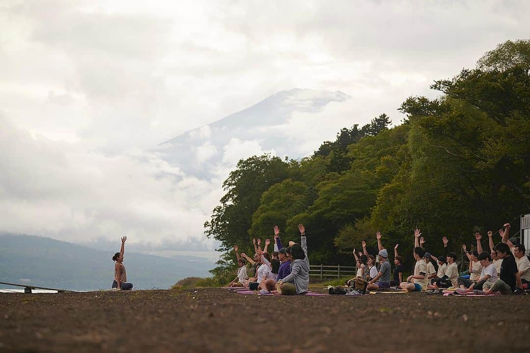 高松いくさんのインスタグラム写真 - (高松いくInstagram)「🗻🧘  誰と一緒にいるか、どこにいるか、 どんな雰囲気を身の回りに持つかという選択は、 私たちにとって食事の選択と同じように 大きな影響を与える  心にも体にも😌  The choices of who to be with,  where to be,  and the kind of atmosphere we surround ourselves with can have a profound impact on us,  just like what and whom we choose to eat with.   both mentally and physically.  #富士山 の　#空気  #yoga #fujimountain  みなさんとここで出逢えた事も ここで皆さんとヨガをしたことも 今の私にとっても大きな影響を頂いています。🙏」9月21日 20時04分 - iku_takamatsu_trip_sup_yoga