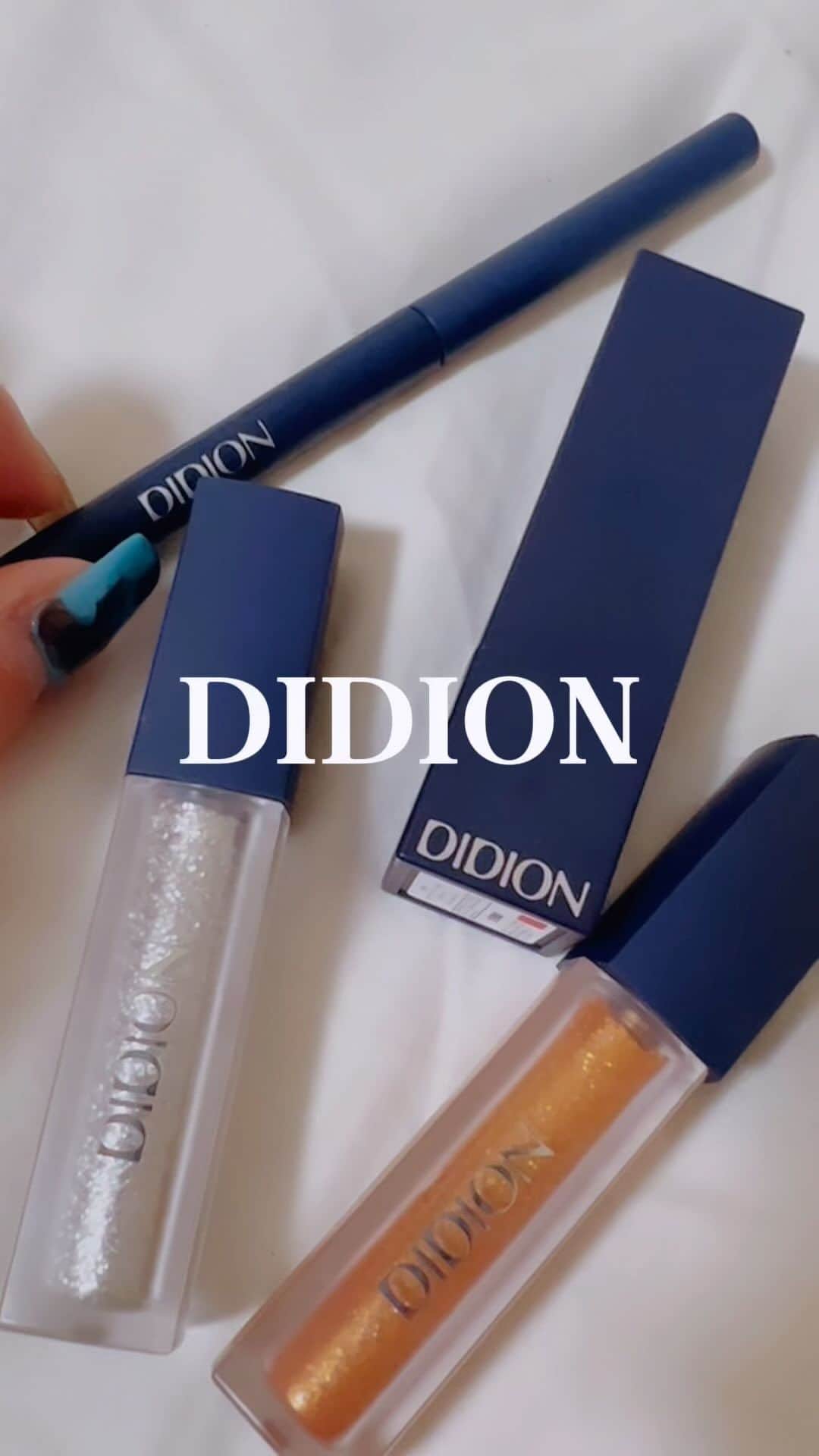のインスタグラム：「@didion_beauty  ナチュラルメイクとは程遠い女だが たまにはこういうピンクのラインとかラメとか使って🦋 がっつり赤リップでは無くナチュラルなリップをつばめ流にオーバーリップにして💄 プチプラ最高でグリッターもギラギラで可愛い🌼 全部¥2,000以下とは。。アツイ❤️‍🔥 . #swallowsnest_clothe #tsubame_私服 #70s #punkgilr #燕の巣 #tokyostyle #drmartens #streetsnap #littlegirl #supergirl #gal  #tattoogilr #タトゥーガール#didion #メイク動画」