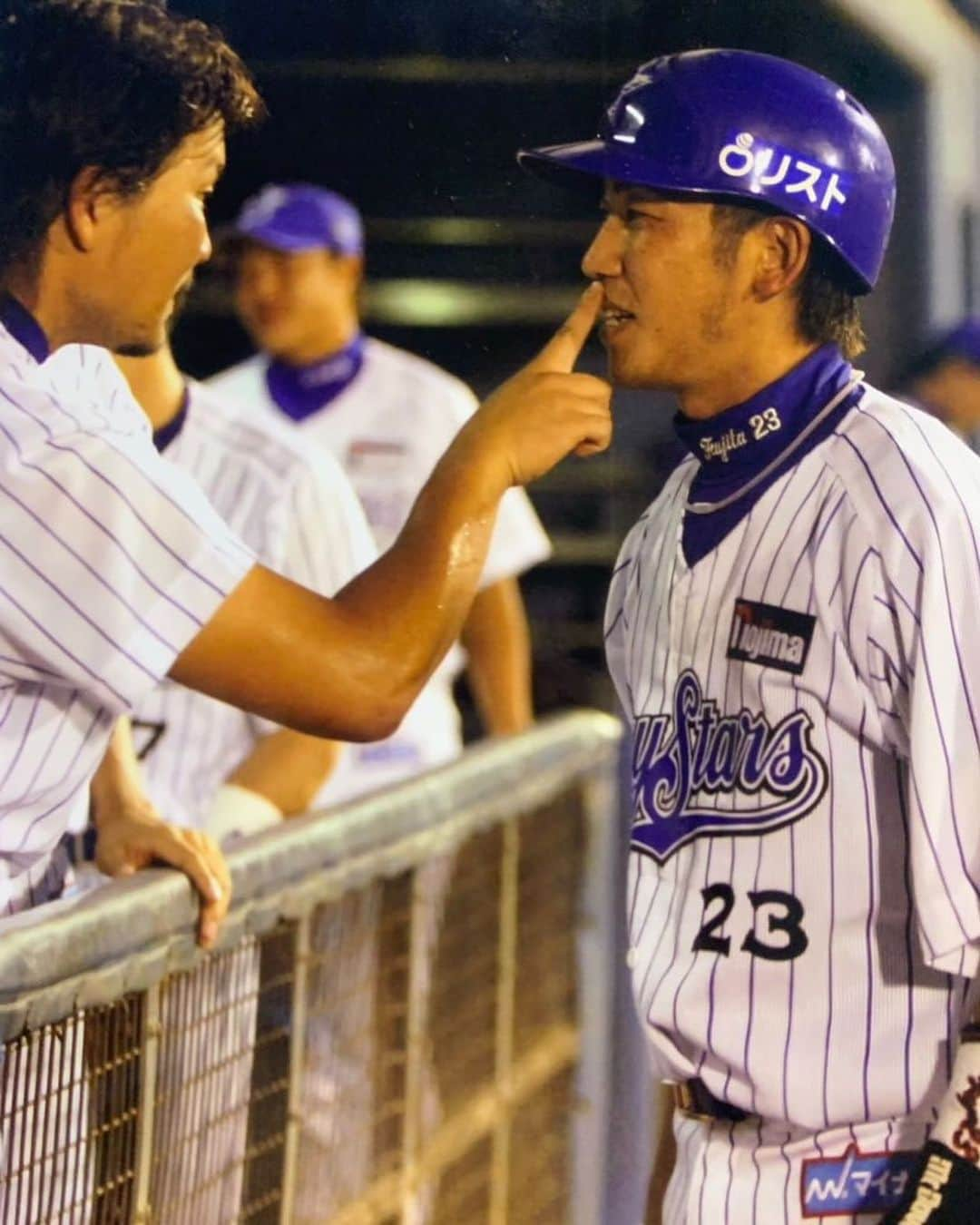 大西宏明のインスタグラム：「#引退  一也❗️ 19年間 本当に良く頑張りました✨✨✨  大学3年生の時に入学して来た時はガリガリでバットもろくに振れずにコイツ大丈夫かいな❓❓❓ 顔見る度に「飯食えよ」ってしか言ってなかったと思う！！  そんな一也が41歳までプロで皆に愛されながらプレーして！ 今シーズンで去る。  実績もプレーヤーとしても全然比べもんにならんぐらい俺より上なんやけど！！ ずっと可愛い後輩なんよな😁  27日❗️ 行く予定してたけど…… 無理になってもうたから！ 日本シリーズ🇯🇵大阪で待ってるで👍  引退セレモニー✨✨✨ めちゃくちゃ泣くんやろなぁ！ めっちゃ泣き虫やもんな😂 あと少し！！身体に鞭打ってベイスターズの為に頑張れ❗️  引退おめでとうっっ🎊🎊🎊  ピンポン！ また飯行こう🍻🍴  #横浜denaベイスターズ  #東北楽天ゴールデンイーグルス  #藤田一也 #ハマの牛若丸 #19年間お疲れ様でした  #横浜ベイスターズ #楽天イーグルス  #横浜スタジアム #ハマスタ #引退試合 #ピンポン #また遊ぼ  #野球好きな人と繋がりたい  #smile #ほなっ！！」