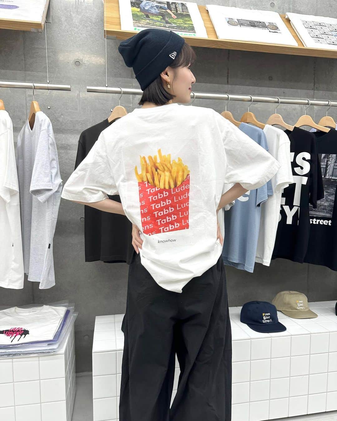 糸原美波さんのインスタグラム写真 - (糸原美波Instagram)「@tabbludens のTシャツ 🍟♡  韓国のブランドでとっても可愛い 😚  📍 @the__tunnel   ここのカフェも アパレルショップが併設されてて 店内もおしゃれなのでおすすめです 👕🥤  #tabbludens #thetunnel」9月21日 20時17分 - minami_itohara