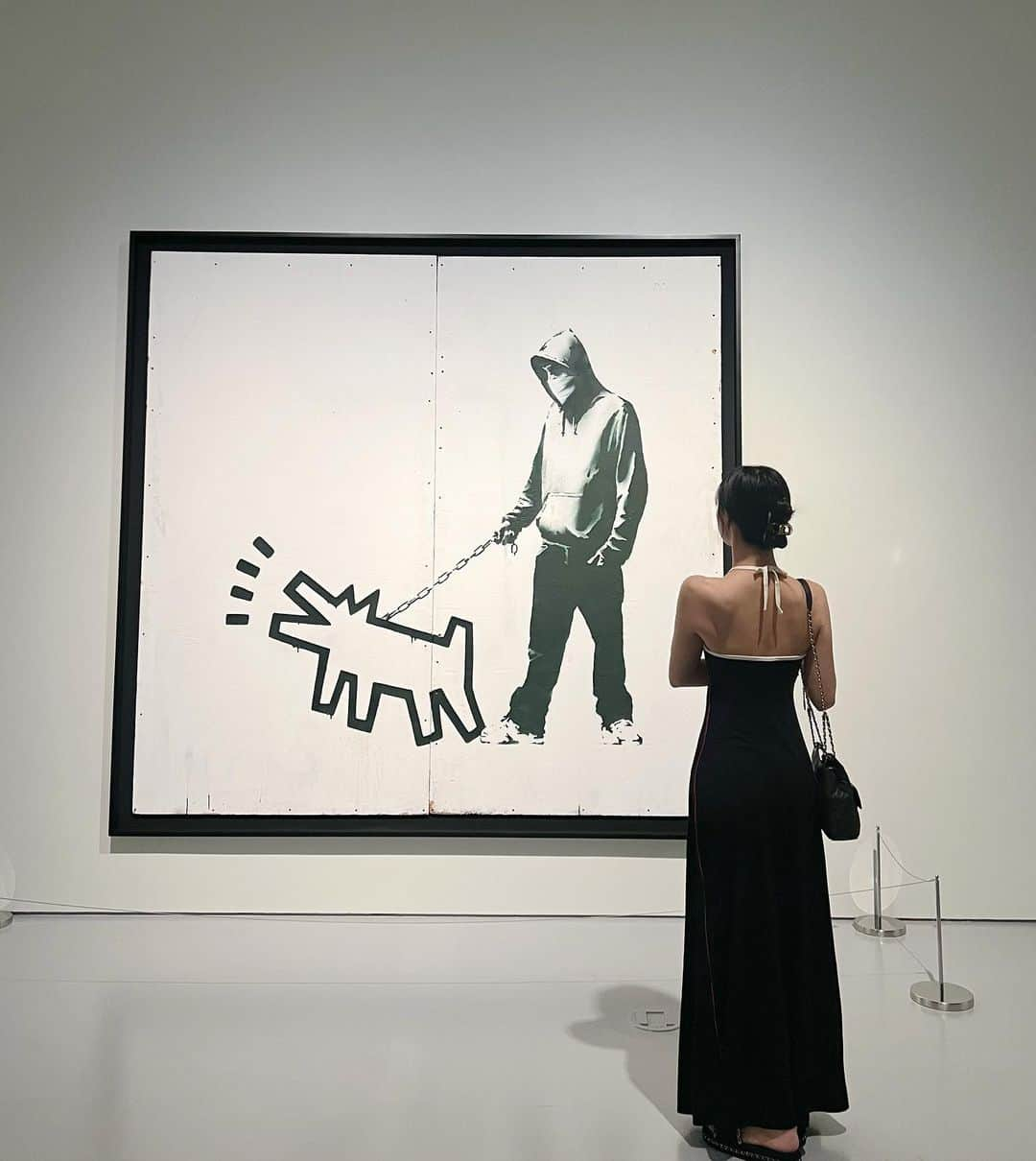 藤堂ラナのインスタグラム：「バンクシーとキース・ヘリング展 パラダイスシティに見に行ったよ🫶🏻  Love is in the Bin見れた🎈♡  #韓国旅行 #美術館  #loveisinthebin   #paradisecity #banksy #keithharing #fyp #ootd #背中#肩ボトックス」