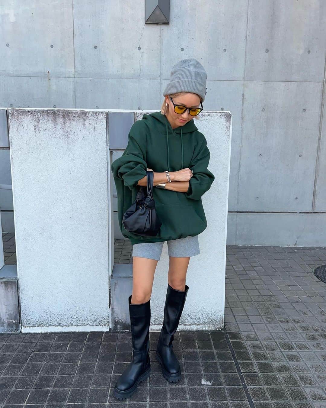 annaのインスタグラム：「.  明日の新作一足お先に💚 ずっとこのくらいの丈感の バイカーショーツ探してたの〜🥰 しかもこれ！タイトすぎないから 内腿の太いとこカバーしてくれる 私的かなりドンズバなアイテム😍❤️‍🔥  パーカーは安定のサイズ感🫶  tops/pants ⋆ @__segur.__  bag ⋆ @newbottega  shoes ⋆ @jeanasis_official  cap ⋆ @stance_japan  #秋コーデ#パーカー#大人カジュアルコーデ#カジュアルコーデ#158cmコーデ#骨格ナチュラルコーデ#きょこ#30代ファッション#30代コーデ」