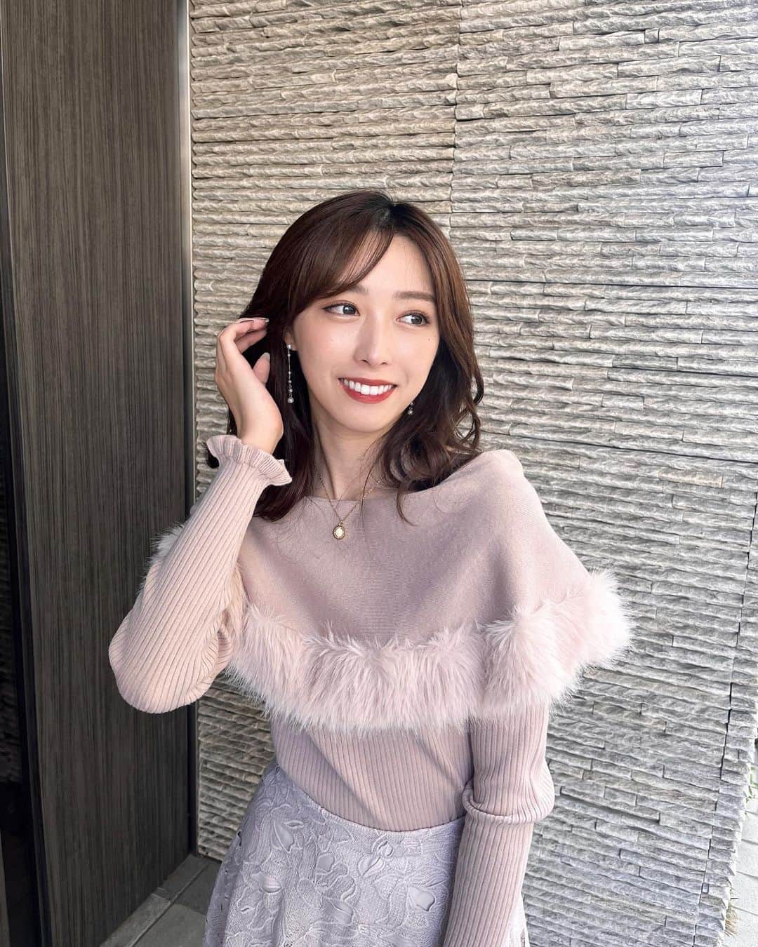 のインスタグラム：「. ファーがついているケープのようなトップスを着ると 一気に秋冬感🍁  淡いピンク色で合わせたコーデが 可愛くてお気に入りです🫶🏻  まだ昼間は暑いけど 少しずつ秋服の季節になってきて嬉しい🤭  #トッコクローゼット #トッコ　 #tocco #toccocloset #秋服」