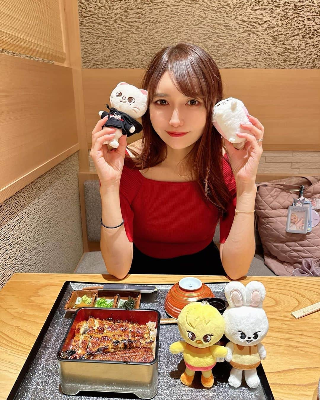 momoのインスタグラム：「ライブの前に！！！ 名古屋でうなぎとひつまぶしどちらも楽しめるメニューがあった🥰どっちも食べたかったからこれは嬉しい😊美味しかった🫶🏻  . #名古屋#名古屋グルメ#なごやめし#うなぎ#ひつまぶし#うな和#名駅グルメ#名駅ランチ#オタ活#skz#skzoo#hyunjin#jiniret」