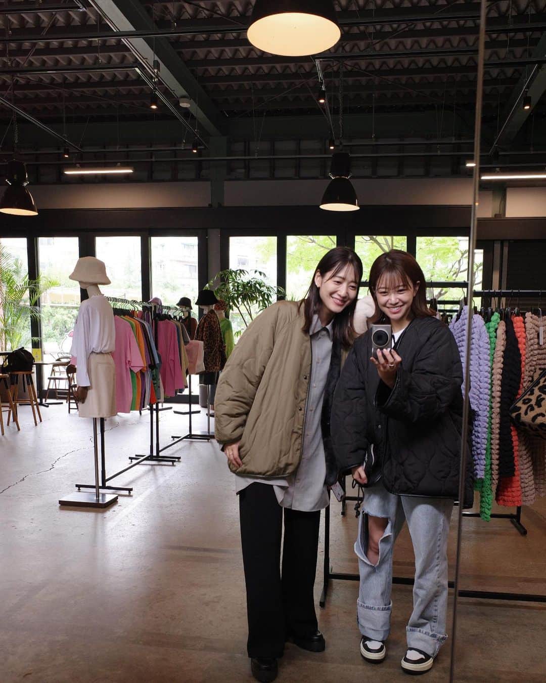 のインスタグラム：「👗  明世さんと2週続けて展示会へ。 好みも理解してくれている明世さんに相談しながらたくさん注文しました。届くのが楽しみ☺︎  素敵なお洋服にテンションがあがってはしゃいでいたところを冷静に的確なアドバイスをくださった若槻さんやpecoさんとの貴重なお写真も！ありがとうございました🩵  最近はピラティスのレッスンをしてくださったり、いつも女神の優しさで包み込んでくれる明世さん。  来週はそんな明世さんの代演で ⚪️月曜TRAD(15:00〜生放送) ⚪️水曜ONEMORNING(6:00〜生放送)を担当します。  (まだ１日ありますが)明世さんゆっくり休んでください☺️ そしていつもいつも本当にありがとうございます🫶  #同じカメラ持ってます#griii  #wcjapan#tostalgicclothing  #enfold#nagonstans」