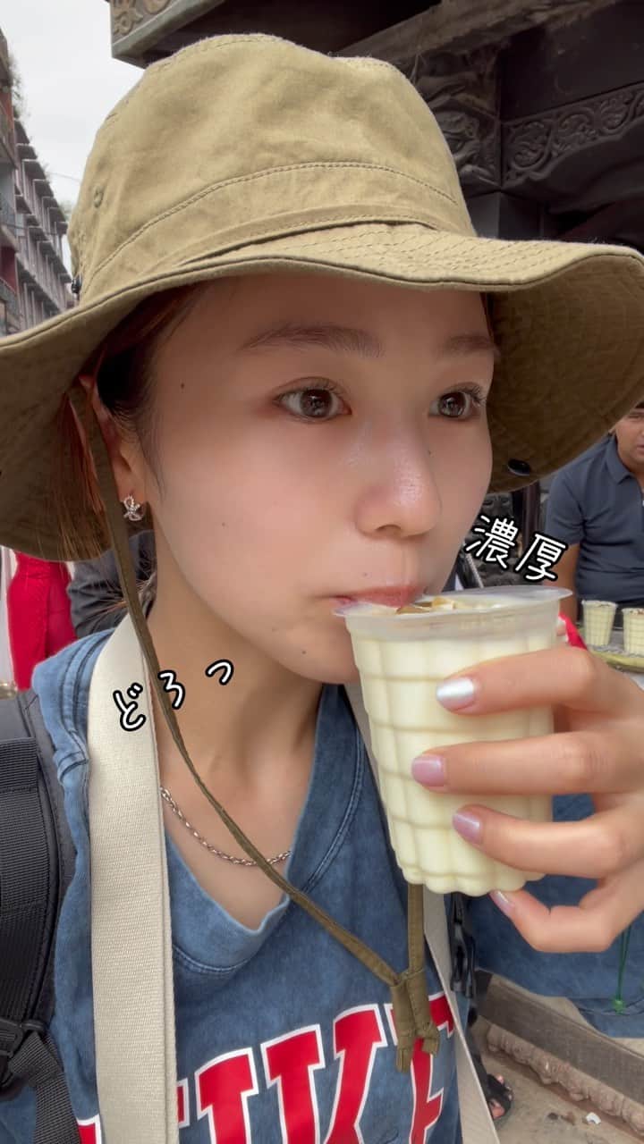 荒川真衣のインスタグラム：「なんでかなぁ、なんでかなぁ、 世界共通でお母さんのご飯って特別な美味しさがある。 きっと手から科学で解明できない出汁が出てる。😂😂  #ネパール #食文化」