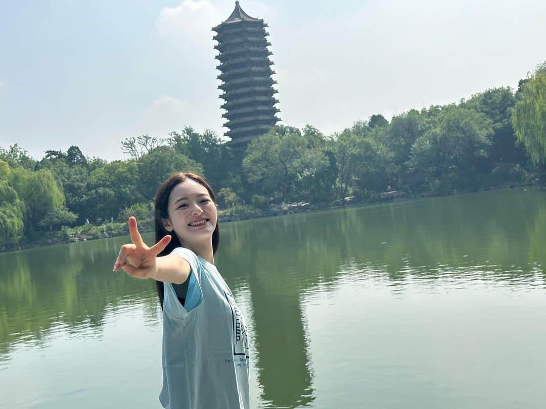 神谷明采さんのインスタグラム写真 - (神谷明采Instagram)「北京大学キャンパス🇨🇳🐼  北京大学といったらこの博雅塔！景色が中国絵画のようで本当に美しかったな……🍂  この湖は「未名湖」っていう名前がないっていうのが名前の湖.……笑  日本の大学とは違って、北京大学は顔認証でしかキャンパスに入ることができないから、本当に貴重な機会だったなぁ、、、  学食も一食200円とかで安くて美味しくて。  北京大学の学生みんな賢そうだった〜🧑‍🎓 私ももっと頑張らなきゃだな🔥  #北京大学 #博雅塔 #pku #北京 #未名湖 #中国 #中国留学 #中国旅行 #北京旅行」9月21日 20時13分 - asa_kamiya