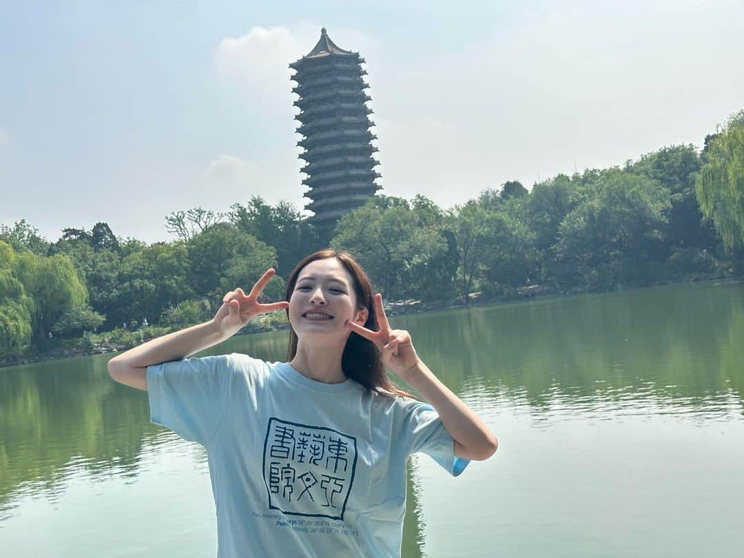 神谷明采のインスタグラム：「北京大学キャンパス🇨🇳🐼  北京大学といったらこの博雅塔！景色が中国絵画のようで本当に美しかったな……🍂  この湖は「未名湖」っていう名前がないっていうのが名前の湖.……笑  日本の大学とは違って、北京大学は顔認証でしかキャンパスに入ることができないから、本当に貴重な機会だったなぁ、、、  学食も一食200円とかで安くて美味しくて。  北京大学の学生みんな賢そうだった〜🧑‍🎓 私ももっと頑張らなきゃだな🔥  #北京大学 #博雅塔 #pku #北京 #未名湖 #中国 #中国留学 #中国旅行 #北京旅行」