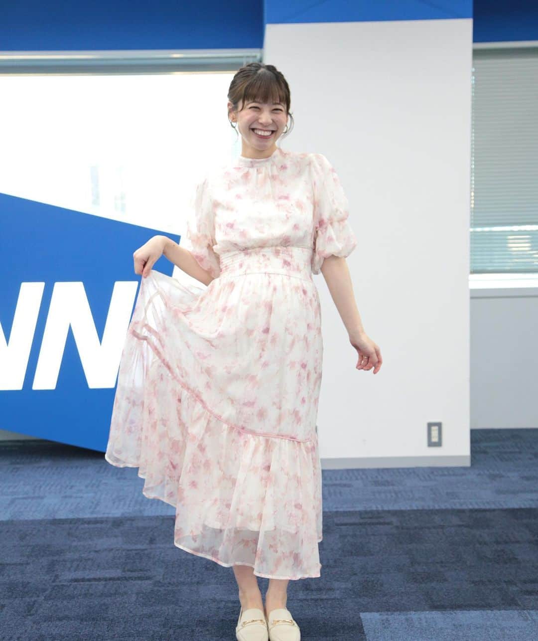 高山奈々のインスタグラム：「. 9月14日（木）アフタヌーン🐕 衣装協力👗  ●dress：one after another NICE CLAUPさん @niceclaup_official_  ●earring：ANEMONEさん @anemone_official  ふんわりとしたシフォンのお衣装🫧 袖の2段になっているデザインも可愛らしい！ 大好きなピンクでテンション上がりました🩷 シルバーの大きめのイヤリングが大人っぽくて素敵でした✨  素敵な衣装、スタイリングをありがとうございました☺️  #キャスター衣装 #衣装協力 #ウェザーニュースキャスター #ウェザーニュースlive」