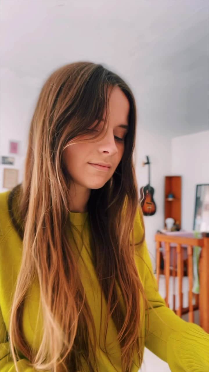 ガブリエル・アプリンのインスタグラム：「Hellooooo here’s a 90’s classic from me to you ❤️ #acousticcover #hiya」