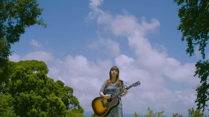 あいみょんのインスタグラム：「愛の花 弾き語りver. MUSIC VIDEO 📹 高知県立牧野植物園で撮影しました。 来館されてたお客さんが一緒に歌ってくれたりして めっちゃ嬉しかったな( ◠‿◠ )🌻 ほんまに素敵な所です。 また絶対行く。是非観てね！ 前髪切りすぎver.でもあるな。」