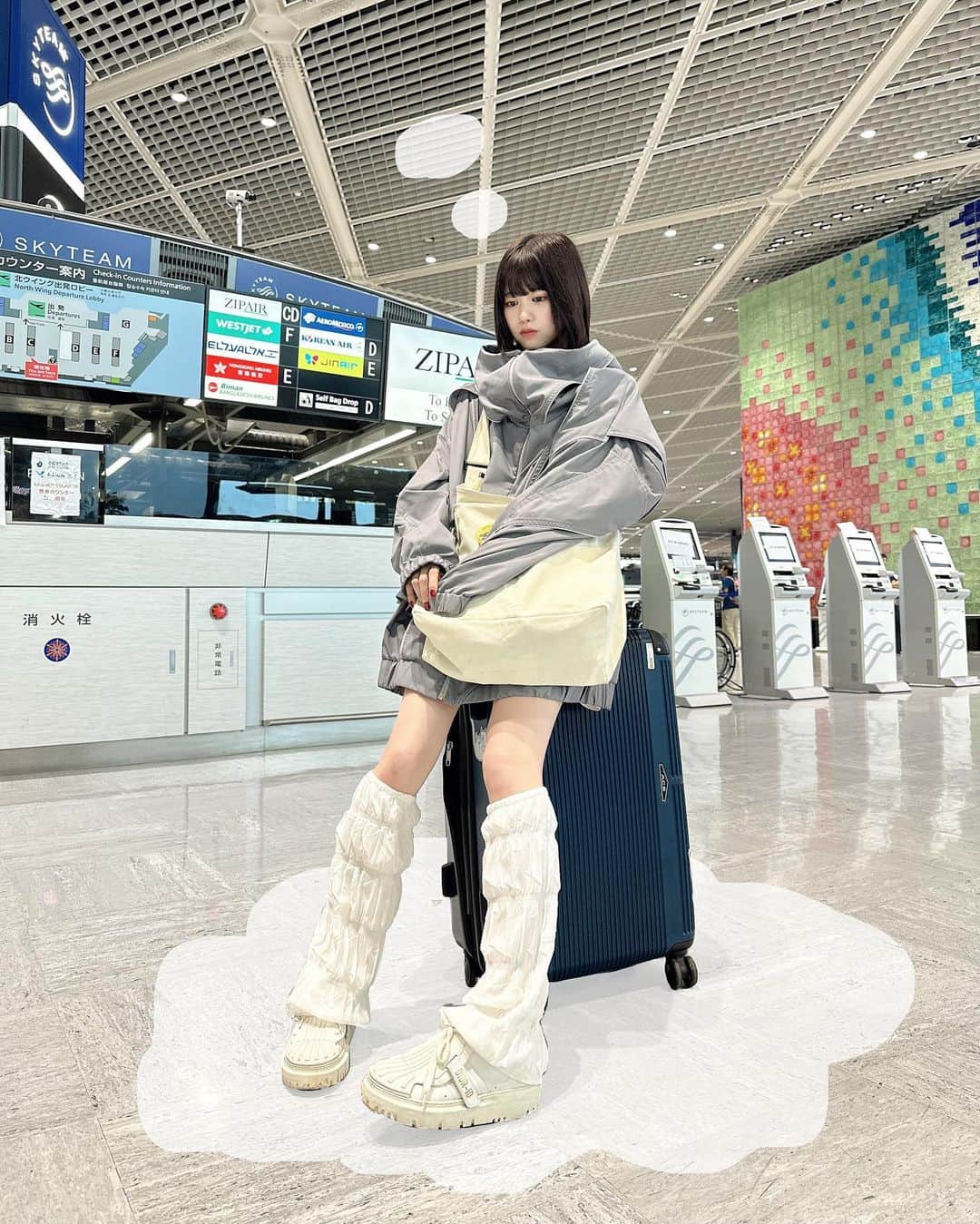 土光瑠里子のインスタグラム：「飛行機の中はいつも寒いよう〜🧊  寒がりさんはちゃんと着ないと ほんとにだめ  #空港#fashion#balmung#dior」