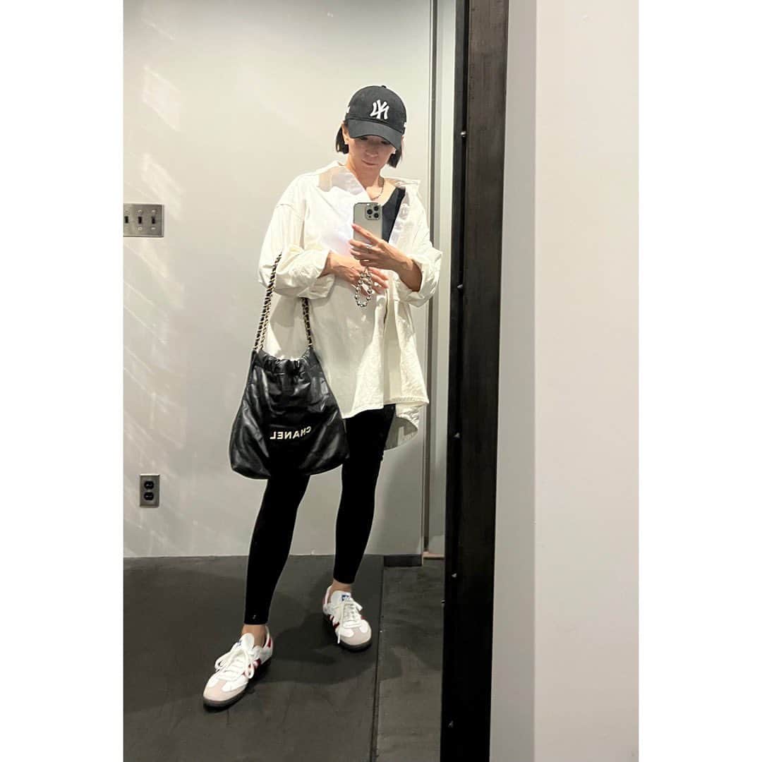 高橋志津奈のインスタグラム：「今日はレギンスで😅 . 家と外を行ったり来たりだったので楽ちんレギンスで。やっと長袖を着てみました😅 . #shizunascoordinate」