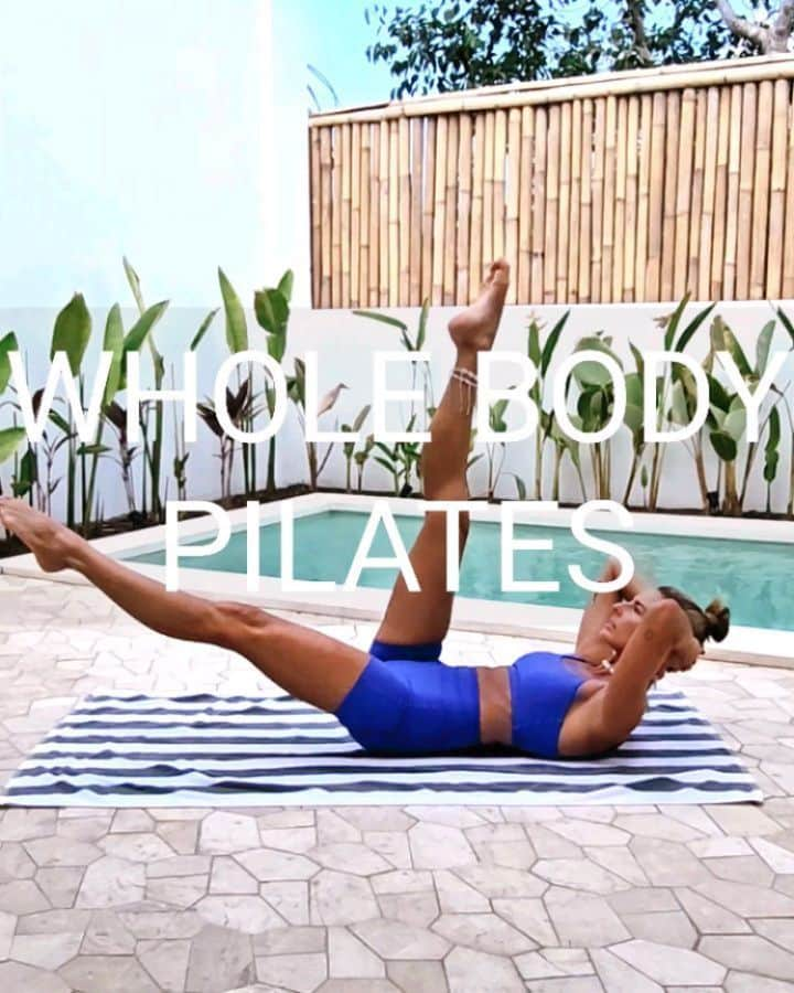 Amanda Biskのインスタグラム：「WHOLE BODY PILATES ✨️ Morning movement by the pool here in Bali 🥰 These sequences are such a nice way to warm up the body and get ready for the day...  ▪️1. STRETCH TUCK 10 x each side - keep a slight bend in the standing leg. As you stretch, think 'straight line from the finger tips to toes'  ▪️2. PLANK CLIMBER COMBO 5 x - keep length in the spine as you tuck the knees in. As you stand, roll up one vertebrae at a time (same on the way down).  ▪️3. TRICEP PRESS + CLAM 10 x each side - keep the bottom ribcage pulled up and shoulders away from the ears.  ▪️4. RAINBOW FIRE HYDRANT 10 x each side - keep your ribcage pulled in and aim for length in the back leg rather than lifting high.  ▪️5. LEG LOWER TUCKS 5 x each side - keep back ribcage pressed down and keep head heavy in hands as you pull shoulders away from the ears.  Repeat 2-3 times depending on how much time you have...move slowly & with precision 👌🏼 #pilates #homepilates   ab❤️x  Music: Move Me - Lavern Wearing: @lskd - AMANDA15 for 15% off! 💸」