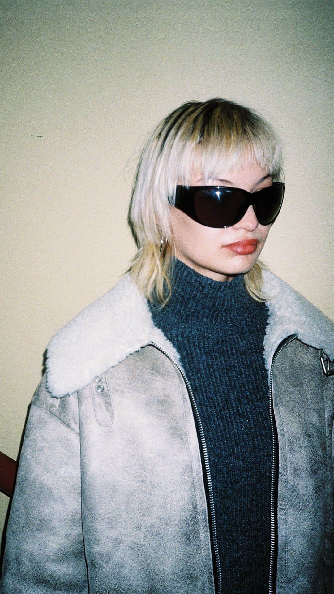 モンキのインスタグラム：「We’re falling hard for this jacket, hbu? 😏」