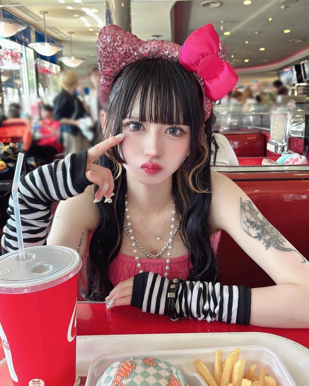 狐波ろんのインスタグラム：「きゅるりんさんちーむ(ᐢᴖ ·̫ ᴖᐢ)👍🏻🌟 ユニバいったら必ずこのハンバーガー屋さん行く」