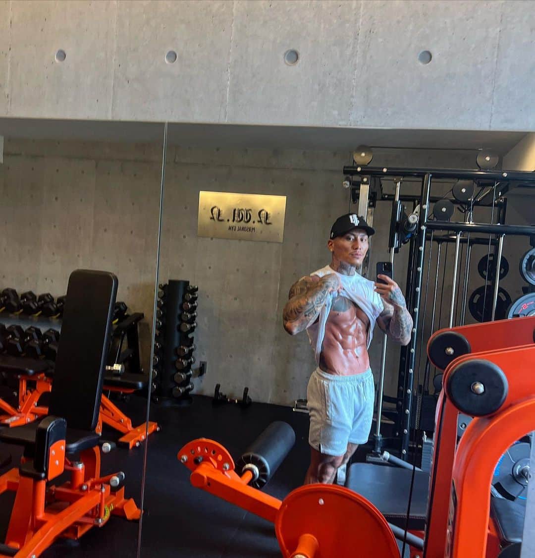 のインスタグラム：「#fitness#workout#gym#tattoo#japanesetattoo#physique#bodybuilding#fwj#ifbb  D-2 名古屋FWJ🔥 今年は大阪もアマオリ東京に繋がるために ステージ経験を積む。コンディションは外さんぞ。毎回全力。  @__.leafmoon.__  結婚記念日はステージ姿みてて」