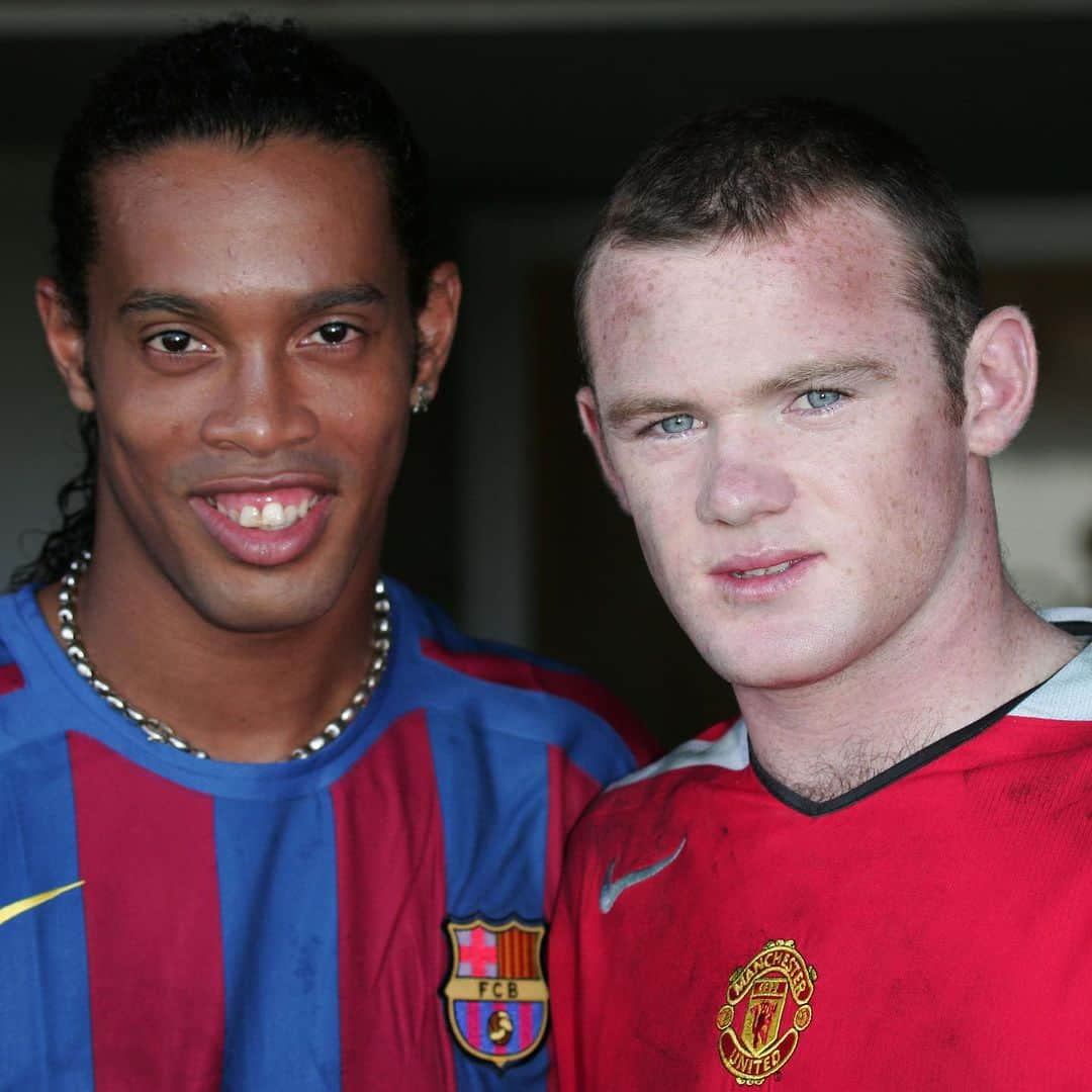 ウェイン・ルーニーのインスタグラム：「𝙄𝘾𝙊𝙉𝙄𝘾 📸🙌 on set with @waynerooney and @ronaldinho filming for @easportsfc 2006 commercial and front cover.   How good would these two have been playing alongside each other? 🔥  #tripelssports #triplesgroup #rooney #ronaldinho #fifa #fifa06 #mufc #barcelona #tbt #throwbackthursday」