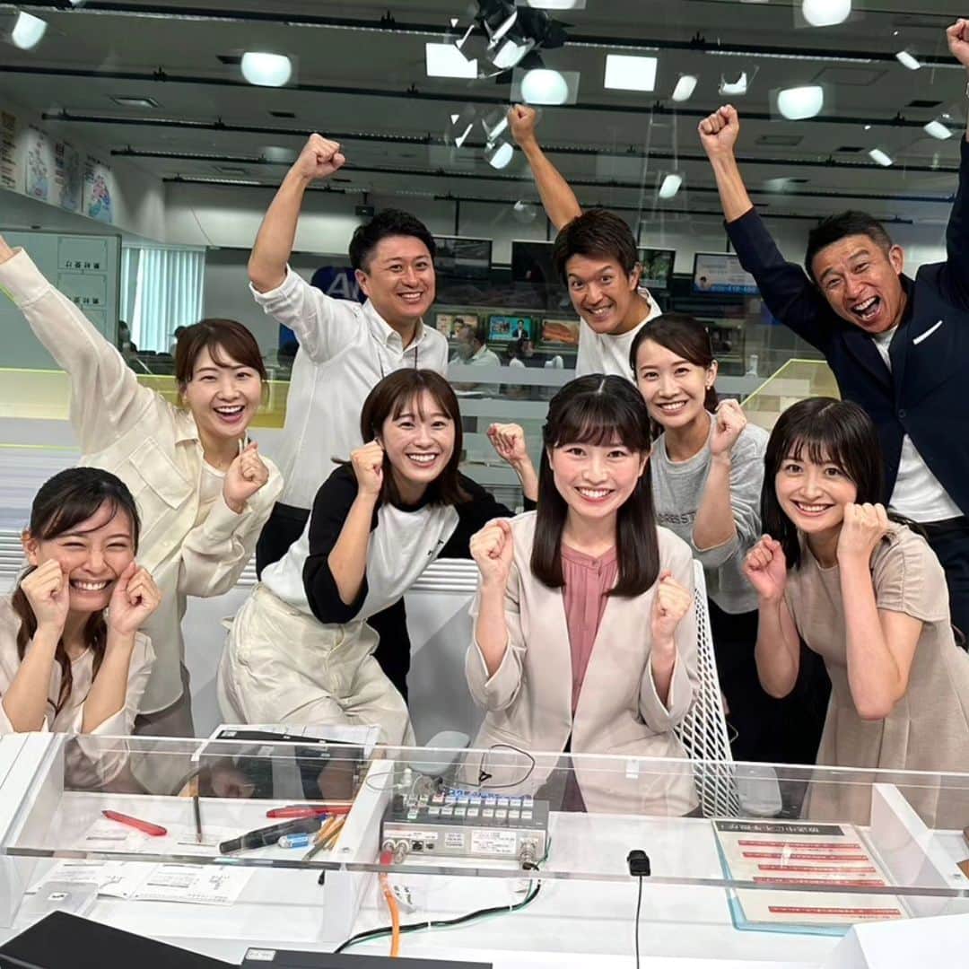 佐藤裕二のインスタグラム：「新人の松崎杏香アナウンサー。きょう初めて一人で昼のニュースを担当しました。  いわゆる「初鳴き」「ニュースデビュー」。 アナウンサーにとっては大切な日ということで、みんな駆けつけました。  松崎さん、これからもガンバレ！ みんな、研修講師お疲れ様でした。  #新人アナウンサー #松崎杏香 　 #初鳴き#デビュー」