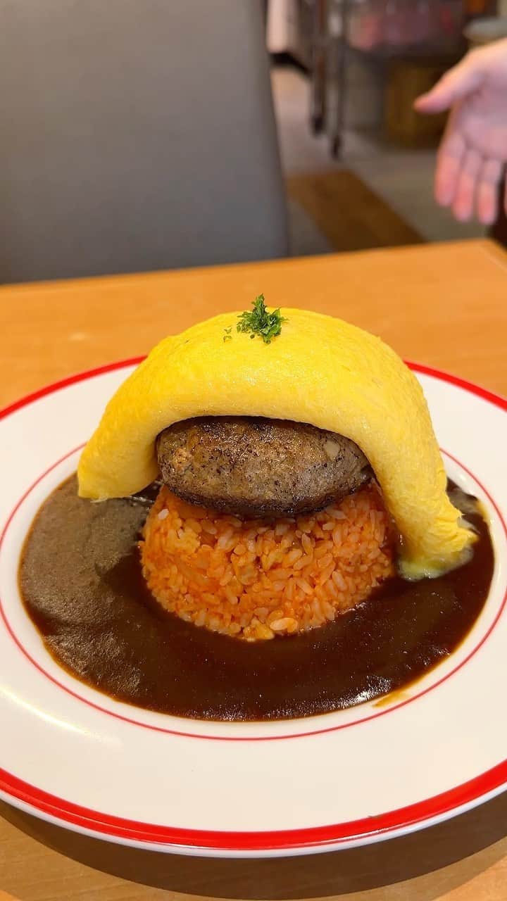 のインスタグラム：「【アランチャ】 @愛知：名古屋駅から徒歩11分  肉厚ハンバーグを丸ごと挟んだチーズオムライスを食べられるお店。  香ばしいチキンライスにジューシーなハンバーグを乗せて、チーズ入り半熟オムレツで蓋をした豪快な一皿！  芳醇な香りの自家製デミグラスとの相性も抜群で、事前予約品になります！  チーズオムライスハンバーグは1680円になります！  ⏰11:30～14:00,17:30～23:00 🏪日祝休み 📍愛知県名古屋市西区那古野2-10-10   #名古屋グルメ #名古屋ランチ #名古屋カフェ」