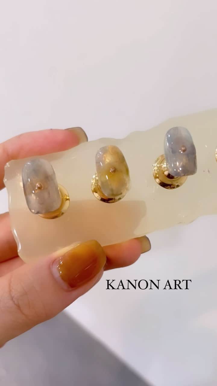 のインスタグラム：「new 10ART  重たくないけど 奥深いニュアンス  GOLDのちらりが 大人ぽい秋🍂  @gracenailfactory_kanon   #デザインコースgnf  ______________________ 《grace'nail factoryのこだわり》  ✔︎design policy ネイルは一番身近な芸術 お客様の満足、感動、好奇心を満たす、オリジナルアートのクリエイションにつとめております  ✔︎育爪policy お爪本来の力を育つよう 丁寧なケア、爪質改善のためのアプローチを行なっています  ・アセトン不使用（当店オフの場合」 ・フィルイン ・ウォーターケア付き ・お爪周りの角質ケア  お爪の健康を大切にしていきたい方 、爪質改善を求めている方、ジェルネイルの持ちを良くしたい方に 喜ばれています  ✔︎おもてなしpolicy お客様が【ここへ来たら元気になれる】と喜んでいただけるような〝心〟ある空間づくりを大切にしています  ✔︎エシカルへの取り組み 人への影響だけではなく、地球環境に配慮した良質な商材選びにこだわっています  ——  @gracenailfactory   大阪市西区南堀江1-21-9 南堀江ビル2階  ☞堀江公園のすぐそば ☞レンガ色の入り口  定休日/木曜日 平日10:00-18:30（最終受付） 土日祝11:00-18:30（最終受付）  #堀江ネイル　#マグネットネイル大阪 #大阪ネイルサロン #ウォーターケアのあるサロン  #育爪ネイルサロン  #フィルイン大阪 #個性派ネイル大阪 #カジュアルネイル大阪 #南堀江ネイルサロン #堀江ネイル #ニュアンスネイル大阪  #フットネイル大阪 #インクアート大阪  #ミラーネイル #大人カジュアルネイル #ネイリスト採用大阪 #巻き爪ケア大阪 #네일 #泡ネイル #バブルネイル #ネイリスト求人大阪 #秋ネイル」
