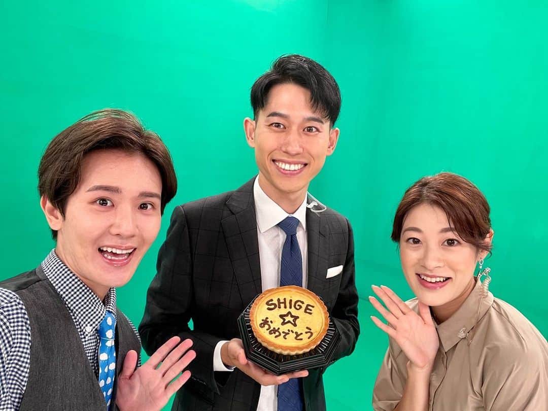 重盛赳男のインスタグラム：「9月21日、32歳になりました🥳 お祝いのお言葉、ありがとうございます！  Earth, Wind & Fireの「セプテンバー」は9月21日の曲なんですって！（岸本気象予報士より） きょうはこの曲を聞きながら過ごします。  歳相応の、イケてるメンズを目指します。 この一年もよろしくお願いします🙏  #重盛赳男 #ケーキは小宮山さん執筆 #自分へのお祝いにお昼にちょっといいラーメン食べました #アナウンサー」