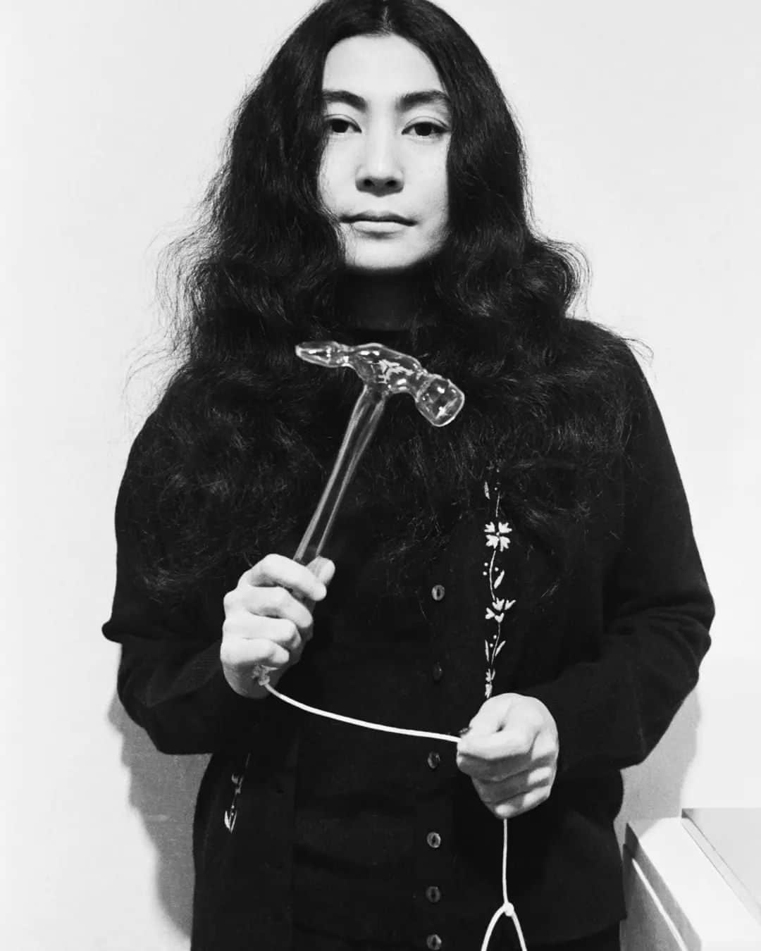 テート・ギャラリーさんのインスタグラム写真 - (テート・ギャラリーInstagram)「📽️🌎🔨 Delve into the powerful, participatory work of artist and activist YOKO ONO in an exhibition spanning over six decades of her extraordinary career. Ono is renowned for her environmental activism, work for world peace, and boundary-pushing artworks, often expressing her ideas in poetic, humorous and radical ways. This is a rare opportunity to experience Ono’s groundbreaking art, film and music throughout key moments in her life, including her iconic London years.  YOKO ONO opens 15 February 2024 at Tate Modern. 🎟️ Tickets are on sale today. 🎟️  📷 YOKO ONO, with Glass Hammer 1967 from HALF-A-WIND SHOW, Lisson Gallery, London, 1967. Photograph: Clay Perry © #YokoOno」9月21日 20時34分 - tate