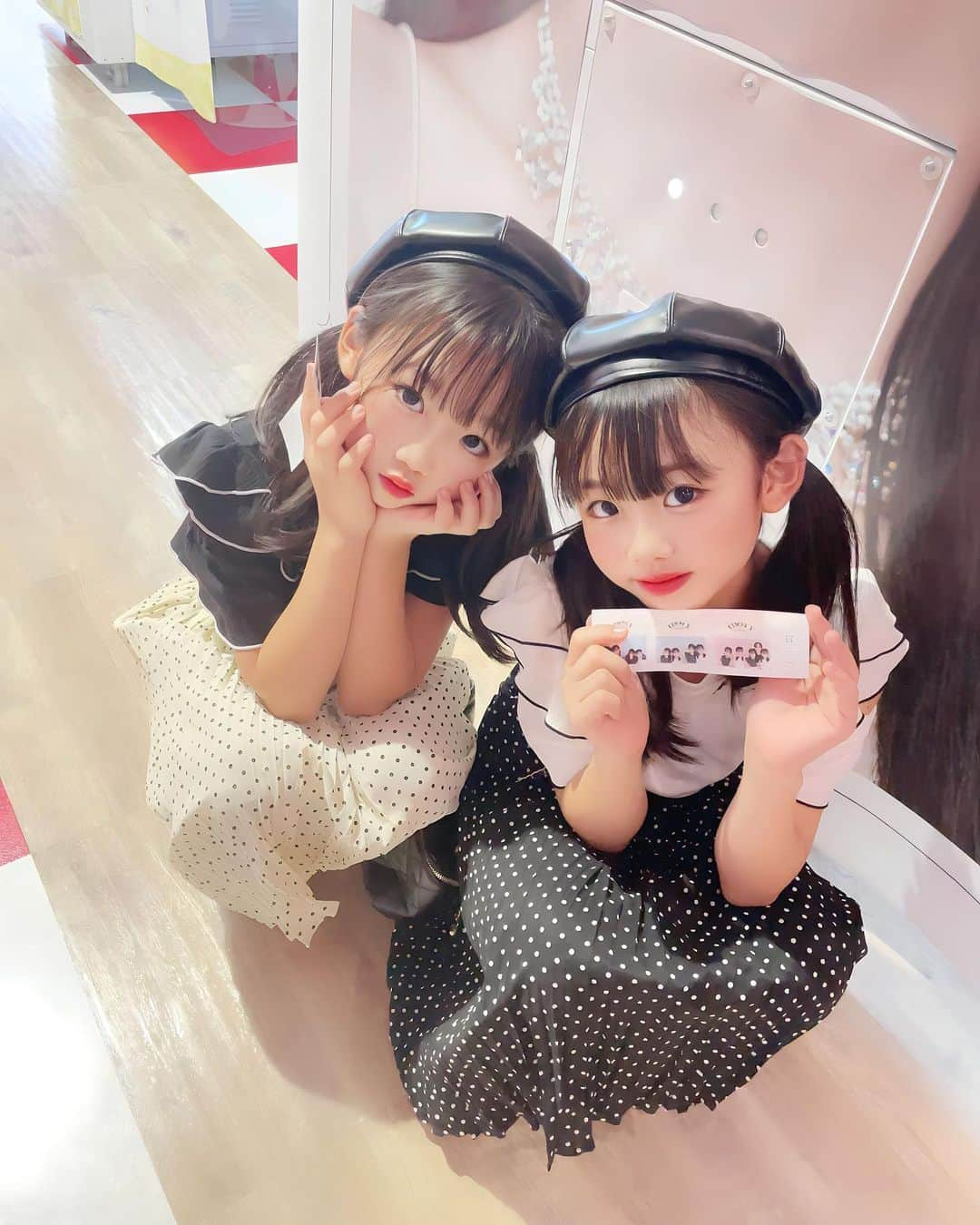 ららここさんのインスタグラム写真 - (ららここInstagram)「.       最近この帽子でツインテールか 三つ編みばっかりだなぁ🥴 　 今の長さアレンジが全然出来ないから 早く髪の毛伸びてほしいなぁ🥺🤍 　  ------------------------- 身長129cm👧129cm👧 tops ▷ 130cm 着用 one-piece ▷ 130cm着用 ------------------------- 　 tops ▶︎ @gu_for_all_  skirt▶︎ @tiny_manon_kids  béret ▶︎ @princess_shine_account  bag ▶︎ @jellykids_select  　 #lalacoco #ららここ #双子 #twins #9歳#子供服 #韓国子供服 #小学生コーデ #キッズコ ーデ #キッズファッション #kidscode #こどもふく #インスタキッズ #キッズコーデ女の子 #小学生女子 #キッズ服 #小学生 #kidsfashion #ig_kidsphoto #kids #kidsootd#バースデイ#毎日がバースデイ#バースデイ購入品#tinymanon#プリクラ」9月21日 20時27分 - lacolaco0612