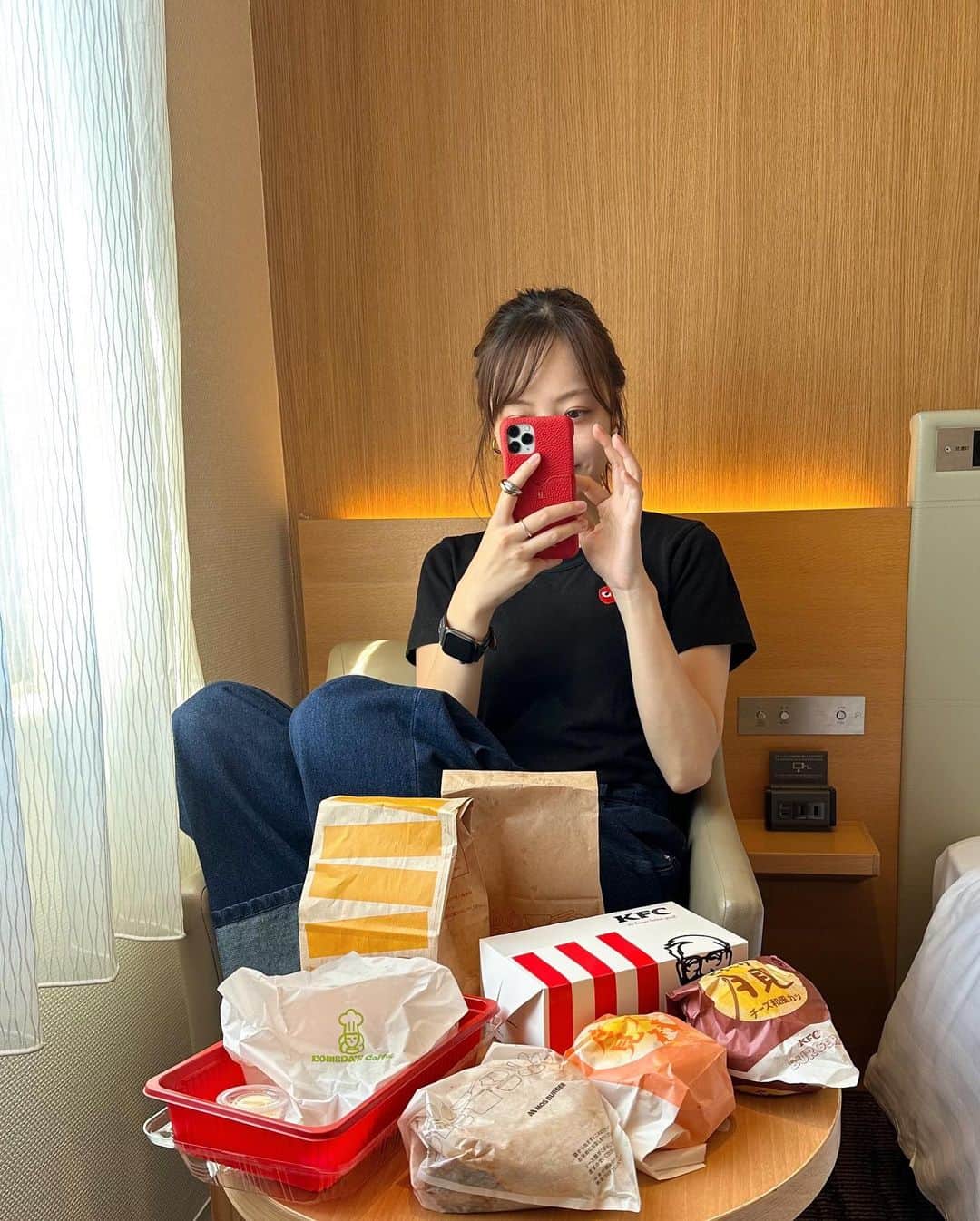 和田瞳さんのインスタグラム写真 - (和田瞳Instagram)「念願の初月見バーガー🎑🤍 お友達と色んな店舗を買い回ってお月見パーティー状態に。 机に乗りきらなかったけどウェンディーズのもあるよ！！！ シェアだとたくさん食べ比べできて楽しかったな〜  @ladeline_official のiphoneケースがこの日のコーデとぴったりでした、かわいい🥰 イニシャル入れたの。  iphonecase : #ladeline  tshirt : #playcommedesgarcons  denim : #raycassin  . . . #PR #オリジナルiPhoneケース #オリジナルスマホケース #スマホケースオーダー #本革スマホケース #スマホケース手作り #iPhoneケース」9月21日 20時27分 - hitogram0218