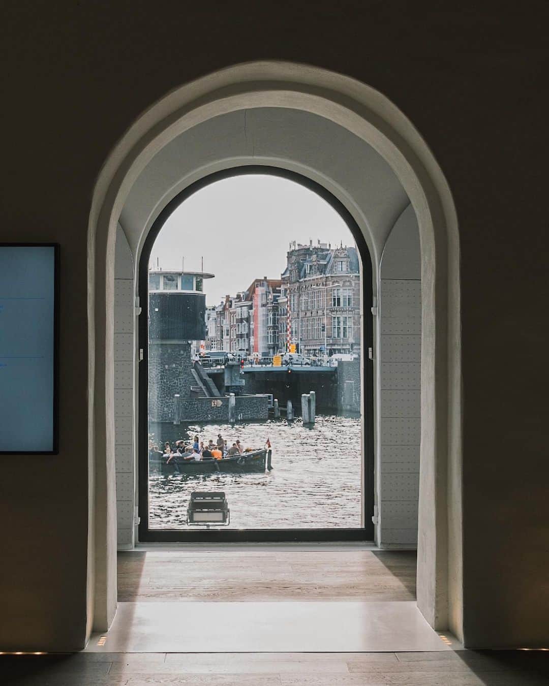 Kazukiさんのインスタグラム写真 - (KazukiInstagram)「お気に入りたち📸🇳🇱 . 距離を変えれば普段会えない人や景色に出逢えたりする。 視座を高めれば同じ想いの人と言語を超える時がある。 正解と答えは自分の頭と目と耳、足を使って探す。 常にstreet smart. . . . . #オランダ#アムステルダム国立美術館 #Amsterdam#Netherlands #thenetherlands #hollandlopbunny#fujifilm#fujifilmx100v」9月21日 20時29分 - kazukihamano