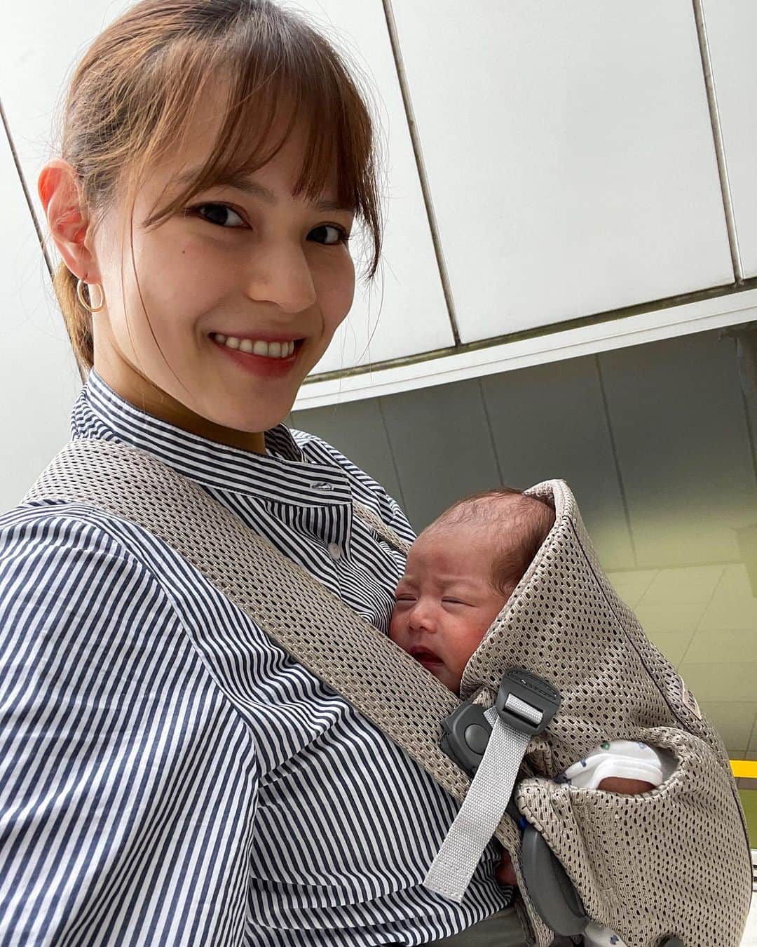 関口舞のインスタグラム：「. 1ヶ月検診行ってきました〜！ 2,716g→3,720g 48.5cm→52.0cm ⁡ 問題なく成長していてひと安心👶🏻 ⁡ 長男はずっと寝てて夜間授乳スキップ そのおかげで私は6時間睡眠できてたけど やっぱりミルク飲まないのは不安で… ⁡ 次男くんは正反対で夜中に覚醒タイプ笑 今思えば、幸せな悩みだったんだなと😂 とはいえ当時は深刻な悩みだった… ⁡ 同じお腹から産まれた兄弟なのに顔も違えば 体重、睡眠、ミルクの飲みっぷり…全部違う！ 子育てって楽しいなぁ🫶🏻🍼 ⁡ ⁡ ⁡ ⁡ ⁡ ⁡ ⁡ ⁡ ⁡ ⁡ ⁡ ⁡ ⁡ ⁡ ⁡ ⁡ ⁡ #乳児 #生後1ヶ月 #ゼクシィ𝖻𝖺𝖻𝗒 #赤ちゃん #兄弟ママ #男の子ママ #令和𝟧年ベビー #𝟪月生まれベビー #夏生まれベビー #東京ママ #男の子ベビー #赤ちゃん写真 #ベビーフォト #𝟤歳差兄弟 #𝟤歳差育児 #𝟤歳差兄弟ママ #𝟢歳子育て #兄弟ママ #𝗆𝗈𝗍𝗁𝖾𝗋𝗈𝖿𝟤 #𝗂𝗇𝗌𝗍𝖺𝗀𝗈𝗈𝖽 #乳児湿疹出てきた #ママカメラ」