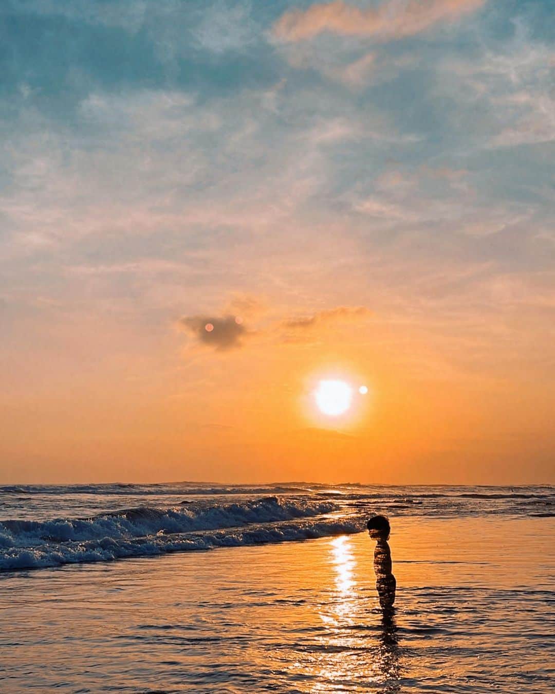 マーロン・テシェイラのインスタグラム：「"You are not a drop in the ocean. You are the entire ocean in a drop."   #Rumi 🤍  Terima kasih banyak BALI. 🙏🇮🇩❤️‍🔥 #Suksma   —- 🎩…Peace&Light…♻️ —-  #Gratidao #IslandOfTheGods #TerimaKasih #GoodVibesOnly」