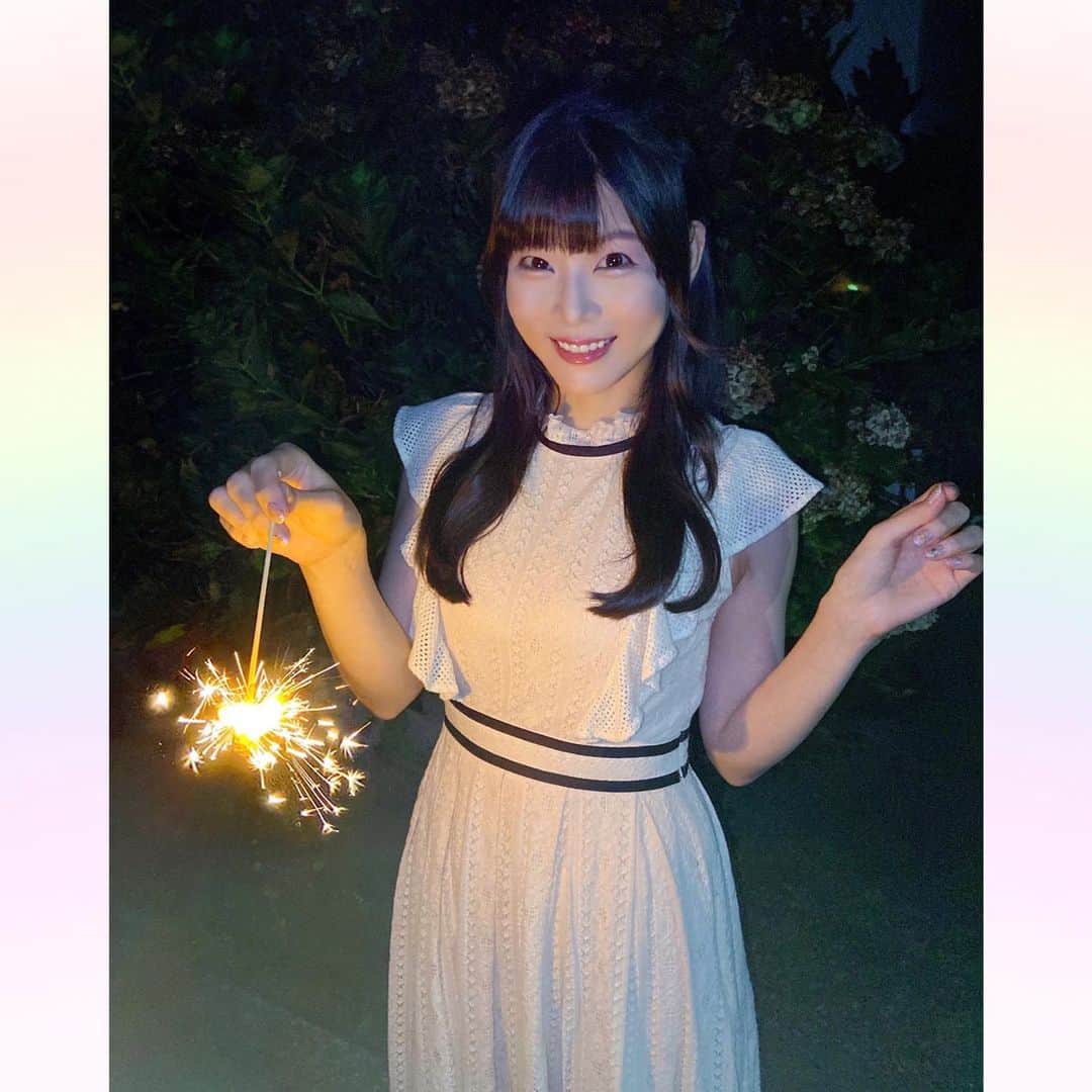 長柄ひろみのインスタグラム：「#sparklers 🎇  夏の思い出🤗🎆  大人になってもずっと、花火が大好きー🥰✨  夏だけじゃなくて年中したいぐらい😆🎇✨  雨が降ったからかなんだかジメジメしていて、秋なのに梅雨っぽいお天気☔️ でも少し涼しくなってきたかな？  ｡・ﾟ・。✾｡・ﾟ・。✾｡・ﾟ・。✾｡・ﾟ・｡✾。・ﾟ・。  #花火」