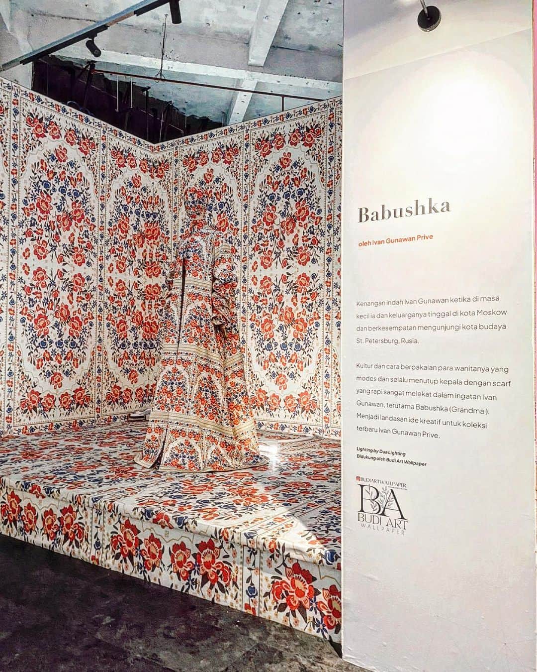 のインスタグラム：「@ikatanperancangmodeindonesia in collaboration with @senayancity for Fashion Nation 2023. "GAYA" Fashion Installation 2023 presents 18 creations of fashion designers.  BABUSHKA by @ivangunawanprive The culture and way of dressing women who are fashionable and always cover their heads with neat headscarves is very much embedded in Ivan Gunawan's memory when he was a child in Moscow-Russia, especially Babushka (Grandma).  Please come to @senayancity  (Ground Floor) 21 September - 1 Oktober 2023  See you there!  Wallpay @budiartwallpaper  #ivangunawan #ivangunawanprive  #SCFASHIONNATION #SENAYANCITY  #ipmi #IkatanPerancangModeIndonesia #IndonesiaFashionDesignerCouncil #IFDC #fashioninstallation #GAYAbyIPMI #GAYAbyIPMI2023 #SenayanCity #SCANNIVERSARY #SenayanCity」