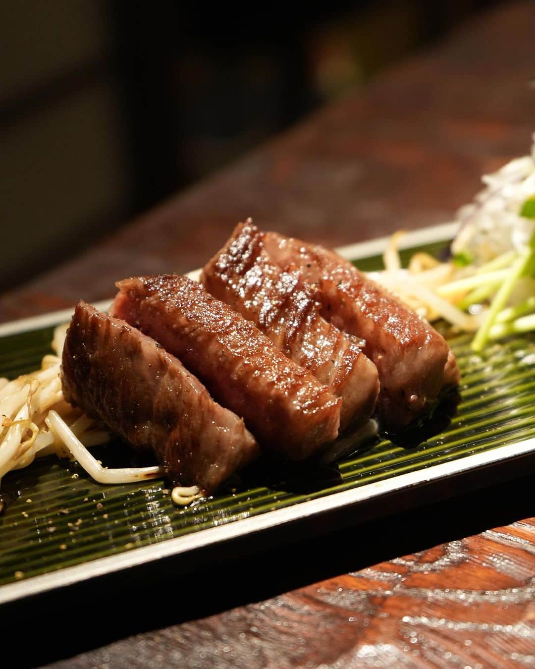 勝木友香さんのインスタグラム写真 - (勝木友香Instagram)「企画書打ちをしながらの お食事でしたが…  一言でいうなら、わんぱくだ！  メインのステーキの前に ハンバーグが出てくるコース😊笑  お魚もお寿司もあって、 うん、わんぱくだ！  鉄板焼炭焼さいとう @teppanyaki_sumiyaki_saito  お肉もお魚も美味しかった😋  PR  #鉄板焼炭焼さいとう #六本木グルメ #六本木ディナー #六本木鉄板焼き #六本木居酒屋 #港区鉄板焼き #港区ディナー #肉スタグラム　#お肉大好き　#肉食女子　#グルメ女子　#東京グルメ部」9月21日 20時33分 - katsukiyuhka