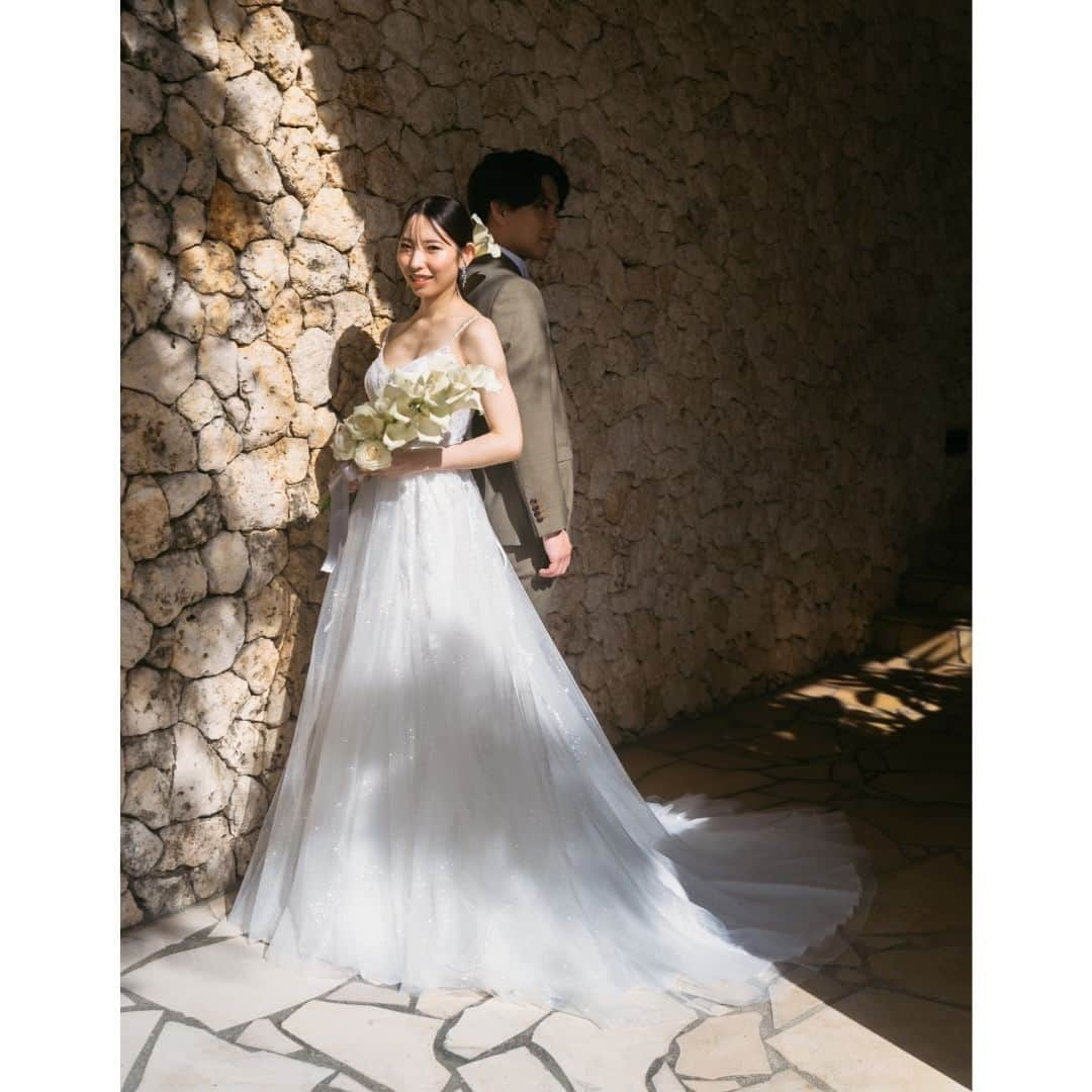 ワタベウェディングさんのインスタグラム写真 - (ワタベウェディングInstagram)「リゾ婚先輩花嫁さまのウェディングドレスをご紹介！今回はナチュラルでありながらも、キラキラと輝く特別な1着を、実際の卒花嫁さまの素敵な着用写真とともにご紹介します♪  ----------------------------------------------- Brand:Resoll Collection produced by @watabe_costume  Dress:SIRIO  地球から最も煌めいて見える星シリウス、 スペイン語で"SIRIO"。 大切な日に1番輝いて見える存在に なりますようにという願いを込めました。  繊細なグリッターチュールと 胸元から流れるビージングは流れ星を連想させます。  光を浴びて歩くたびに スカートがきらきらと揺れ動き ボリュームレスでナチュラルでありながらも 花嫁様を輝かせる特別な1着です🕊️  上品でありながら、 大胆なバックスタイルがポイントに。 上質で肌なじみのよい柔らかな素材を使い、 様々なシチュエーションで花嫁様を美しく魅せつつ 快適に過ごしていただけます。  きらめく太陽とどこまでも青く澄んだ海、 肌を優しく撫でる柔らかな風、 そして繊細で豊かなボタニカルのディテールに インスピレーションを受けデザインされたドレスです。  ----------------------------------------------- #ワタベウェディング #watabewedding #リゾートウエディング #リゾート挙式 #リゾート婚 #リゾ婚 #フォト婚 #ウエディングドレス #ウェディングドレス #ビーチフォト #プレ花嫁 #おしゃれ花嫁 #日本中のプレ花嫁さんと繋がりたい  #全国のプレ花嫁さんと繋がりたい #結婚式準備 #ドレス試着 #運命のドレス #ハワイウェディング  #沖縄ウェディング #海外ウェディング #ナチュラルウェディング #resollcollection #リソルコレクション  #グリッタードレス #リゾートフォト  #ガーデンウェディング #ブライダルヘアメイク #ドレス選び  #weddingdress #卒花ドレス」9月21日 20時43分 - watabewedding