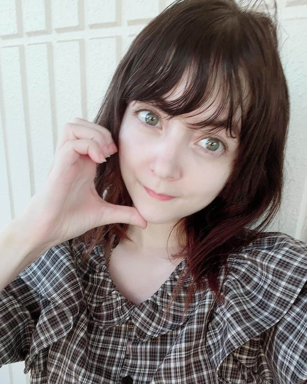 ビーナス・アンジェリックのインスタグラム：「All my life I thought that makeup and healthy eating and fashion is what makes someone beautiful but imo these are just additional bonuses. True beauty comes from the inside, how you treat people, how you spend your days and how you handle the energy around you…and it’s one of the hardest things. Especially if you’ve never felt love in your entire life and have to go on a journey to pick up shattered pieces of love presented by the imperfect people to you,  which you  put together and make your own conception of “love” so that the driving force that propels your actions becomes positive energy gearing towards a better tomorrow.」