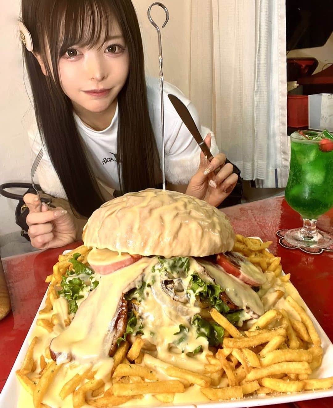 三年食太郎（松島萌子）のインスタグラム：「3キロ巨大チーズバーガー最高か？」