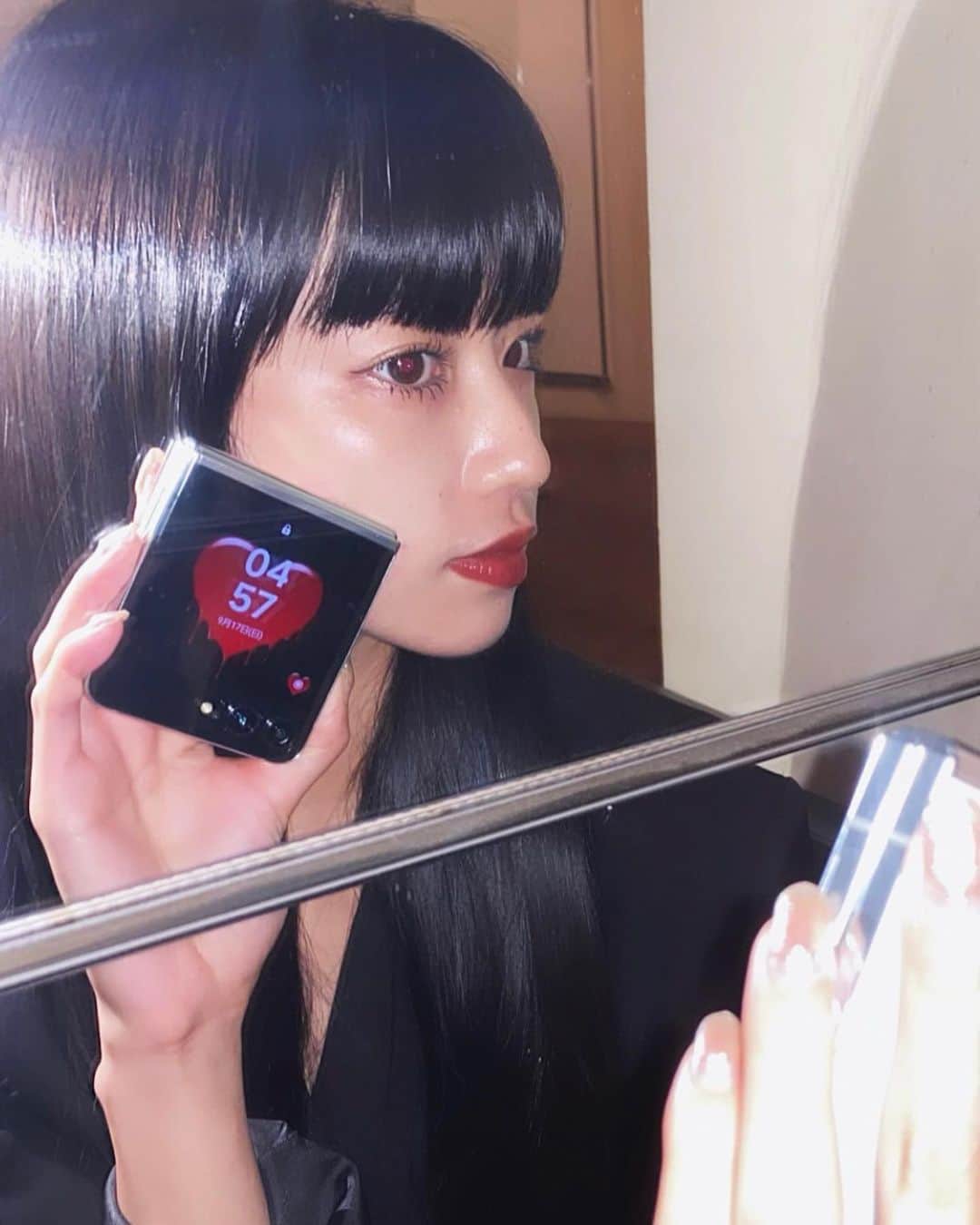 のインスタグラム：「ㅤㅤㅤㅤㅤㅤㅤㅤㅤㅤㅤㅤㅤ  Galaxy Themesを使って、Galaxy Z Flip5を オリジナルにカスタマイズしたよ！  私は普段自分のアイコンである黒髪と赤リップに合わせて、　オールブラックにワンポイントで赤を入れるのが大好きなので Galaxy Z Flip5もブラックとハートにしてみました🖤  Galaxy Z Flip5の大きなカバーディスプレイをカスタマイズすると、気分もあがります☺︎ Galaxy Themesは自分好みのテーマを見つけて ワンタッチで設定することができるので 難しい設定が何もいらず、気軽に、その日の気分に合わせてでも変えられるのでファッションやメイクと同じ感覚で楽しめます🖤  次はピンクのテーマを探してみようと思ってるよ☺︎ みなさんも是非、自分好みのテーマを探して楽しんでね！  #TeamGalaxy #GalaxyZFlip5 #withGalaxy  #Galaxyのある生活 #JoinTheFlipSide #ad」