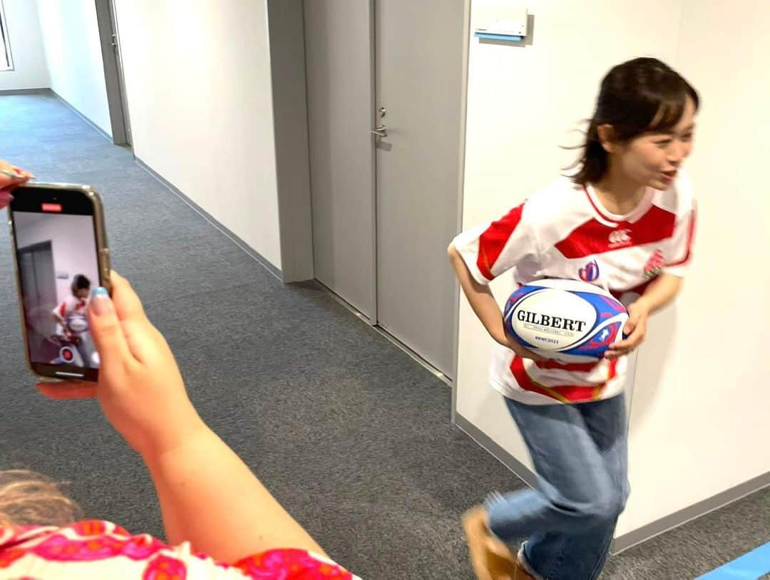 田村浩平さんのインスタグラム写真 - (田村浩平Instagram)「. 【先輩と🏀🏉】 バスケワールドカップ🏀の次は ラグビーワールドカップ🏉  中京テレビでは、10/8(日) 19:30〜 パブリックビューイングを開催予定😆 場所は、中京テレビ東側の屋外ビジョンです💪💪💪  我々も一緒に楽しみたい！！ ということで松原アナとある動画を撮影😊  ラグビーボールを抱えて颯爽と駆け抜けていく松原アナ💨  笑いの絶えない現場でした笑  #ラグビーワールドカップ #ラグビーw杯 #中京テレビ #中京テレビアナウンサー #アナウンサー #松原朋美 アナ #田村浩平」9月21日 20時37分 - kohei_tamura0625