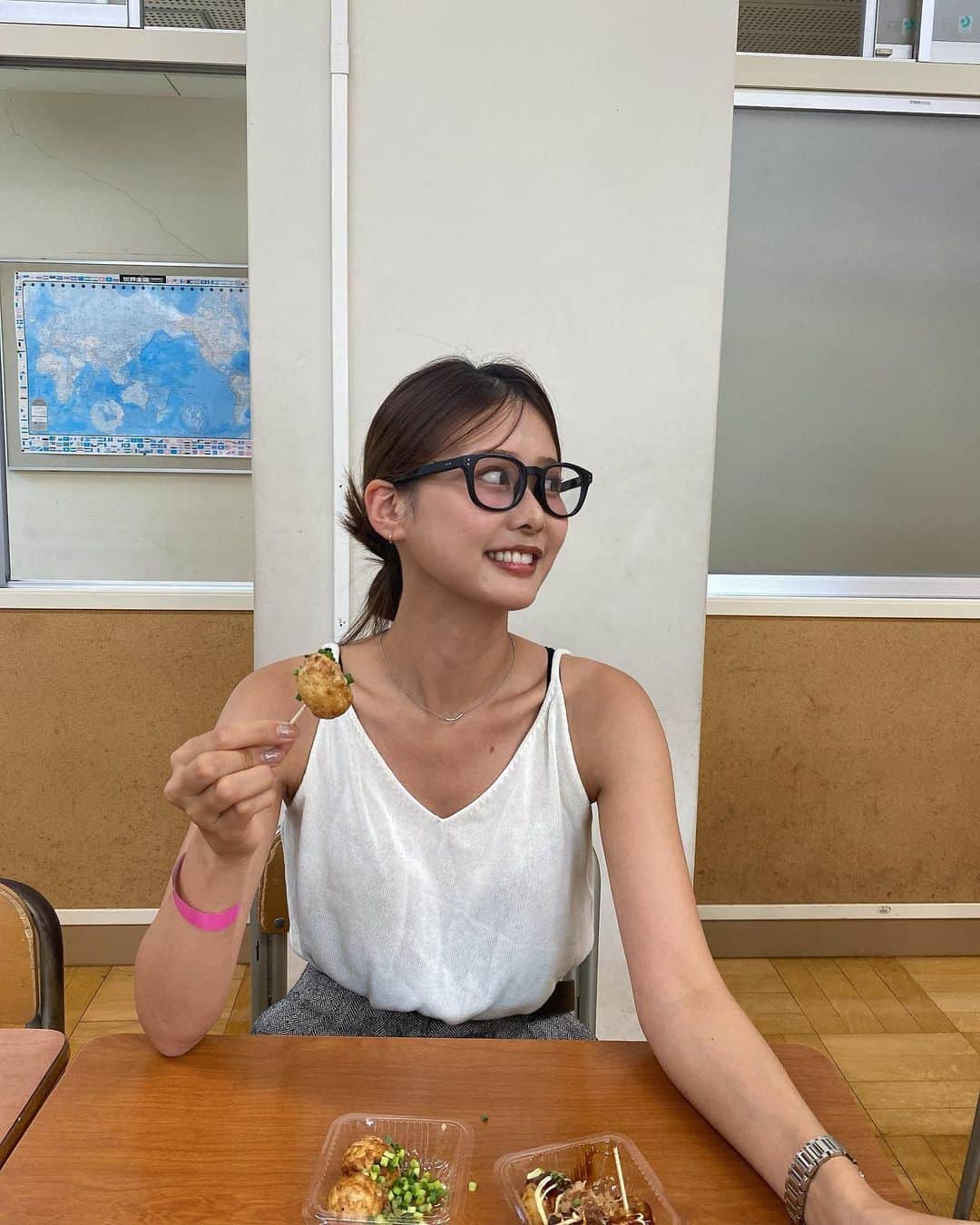 ᴱᴸᵞのインスタグラム：「September so far 📷  # 1  at the school 🏫 まさかこの歳になって学校の教室で たこ焼き食べられるなんて思わんかったよね。  # 2  私と夫と壁と戦う娘。  # 3 ラテフロート☕️ プリンも絶品だった！ @ 二藍 (山梨)  # 4 子連れにおすすめの公園⛲️ @ 御勅使南公園 (山梨)  # 5 タリーズ行くといつもハニーミルクラテ 娘はミルク  # 6 おうちプールの時に出来てた🌈  # 7 @dellacrewco 🖤🏍️🐕 bikeは怖くて運転できません笑  # 8 足元🪻♡  # 9 細いやつ ←やつって 🙌🏻 久々のサラダ味🥗 ちなみに私の定番はたらこバターです。 みんなは何味派？  # 10  抱っこされて寝てる姿をみると まだまだ赤ちゃん ♡」