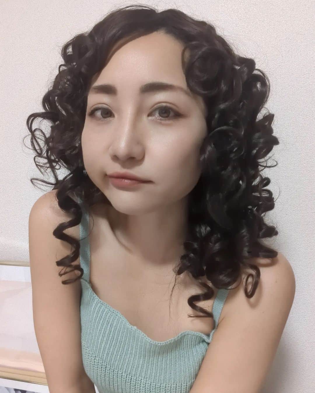 Hiromi Tomiiさんのインスタグラム写真 - (Hiromi TomiiInstagram)「3ヶ月ぶりの　#イメチェン　ウイッグシリーズ . 気分は#アンルイス　だったんだけど、 この髪型難しかった😂😂😂😂😂 . 新しいウィッグをお迎え◎ どうせだったらやったこと無いスタイルで◎ 地毛っぽくてお気に入り😊♥  . ウイッグだとお洋服と一緒に髪色、髪の長さ、アレンジもかえれるから楽しい◎◎ 踊れそうに見えるけど、踊れません😫 . クーポンコード　→wighiromi 9/30まで、 お買い上げ金額1～5,999円までは15%OFF、6000円以上は20%OFF  着用商品を載せとくね😊 18インチ 合成 ヘアウィッグ 付き ナチュラル 頭皮 と 前髪 , 適す 用 デイリーウェア , コーヒー 色 カーリー ロング ヘア ウィッグ 20120734 . . sponsored @shein_japan @sheinofficial #sheinwigs#wigs #SHEINforAll #sheinbeauty #sheinhaul #makeover #SHEIN #wighaul #wigreview  . #ウィッグ　#ロングヘア 　#ヘアアレンジ　#デニム　#デニムコーデ 　#パンツ　#パンツコーデ　#kyoto #kyotojapan #アラサーコーデ　#スパイラル　#カーリー　#CURLY　#CURLYhair」9月21日 20時39分 - hiromi.tomii