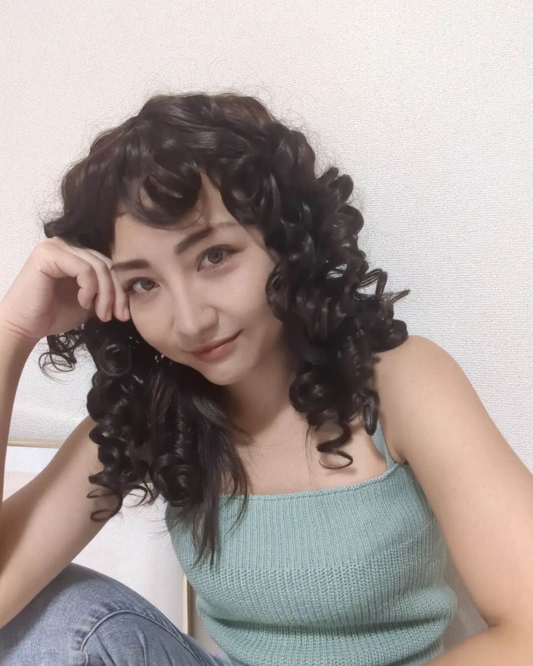 Hiromi Tomiiさんのインスタグラム写真 - (Hiromi TomiiInstagram)「3ヶ月ぶりの　#イメチェン　ウイッグシリーズ . 気分は#アンルイス　だったんだけど、 この髪型難しかった😂😂😂😂😂 . 新しいウィッグをお迎え◎ どうせだったらやったこと無いスタイルで◎ 地毛っぽくてお気に入り😊♥  . ウイッグだとお洋服と一緒に髪色、髪の長さ、アレンジもかえれるから楽しい◎◎ 踊れそうに見えるけど、踊れません😫 . クーポンコード　→wighiromi 9/30まで、 お買い上げ金額1～5,999円までは15%OFF、6000円以上は20%OFF  着用商品を載せとくね😊 18インチ 合成 ヘアウィッグ 付き ナチュラル 頭皮 と 前髪 , 適す 用 デイリーウェア , コーヒー 色 カーリー ロング ヘア ウィッグ 20120734 . . sponsored @shein_japan @sheinofficial #sheinwigs#wigs #SHEINforAll #sheinbeauty #sheinhaul #makeover #SHEIN #wighaul #wigreview  . #ウィッグ　#ロングヘア 　#ヘアアレンジ　#デニム　#デニムコーデ 　#パンツ　#パンツコーデ　#kyoto #kyotojapan #アラサーコーデ　#スパイラル　#カーリー　#CURLY　#CURLYhair」9月21日 20時39分 - hiromi.tomii