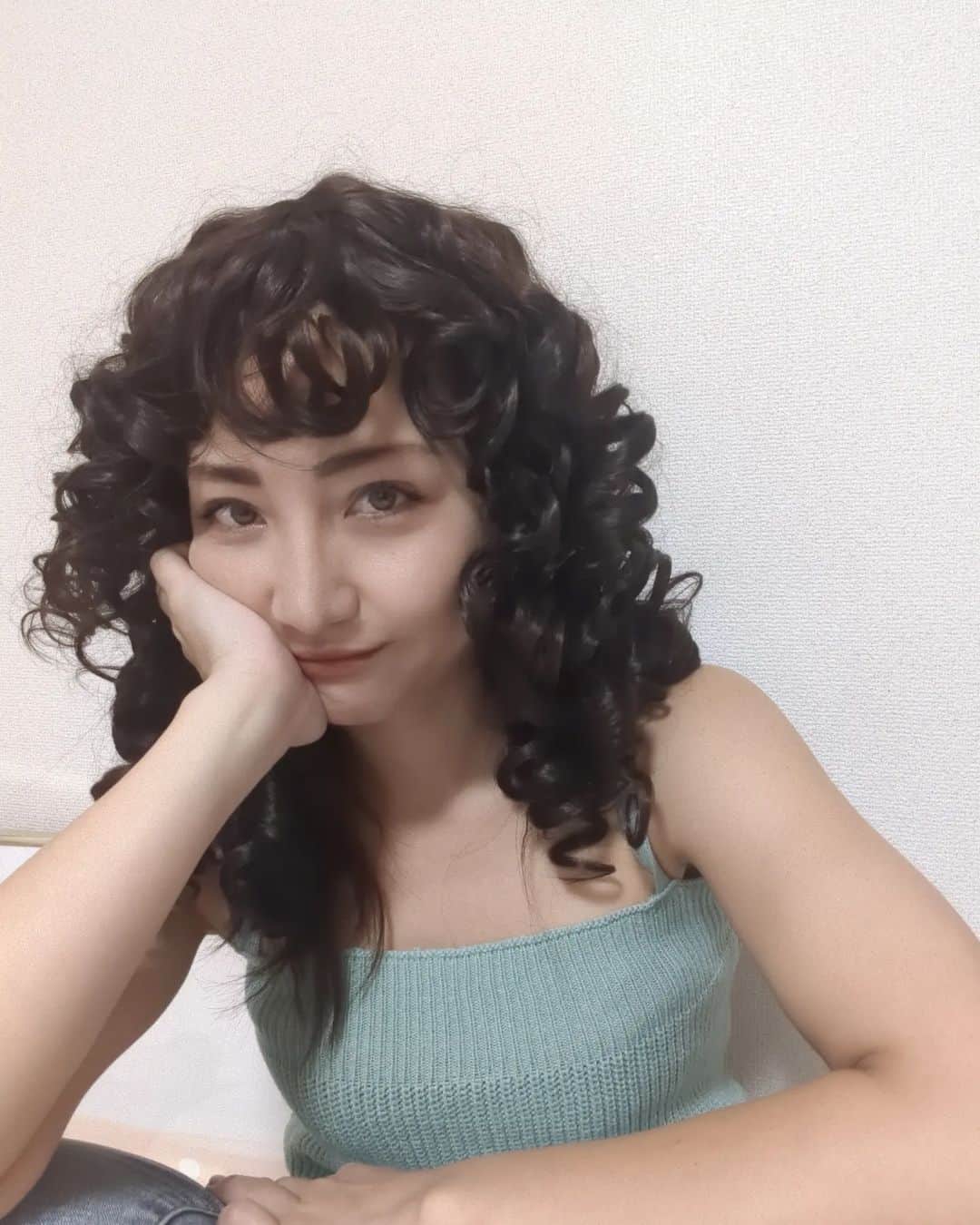 Hiromi Tomiiさんのインスタグラム写真 - (Hiromi TomiiInstagram)「3ヶ月ぶりの　#イメチェン　ウイッグシリーズ . 気分は#アンルイス　だったんだけど、 この髪型難しかった😂😂😂😂😂 . 新しいウィッグをお迎え◎ どうせだったらやったこと無いスタイルで◎ 地毛っぽくてお気に入り😊♥  . ウイッグだとお洋服と一緒に髪色、髪の長さ、アレンジもかえれるから楽しい◎◎ 踊れそうに見えるけど、踊れません😫 . クーポンコード　→wighiromi 9/30まで、 お買い上げ金額1～5,999円までは15%OFF、6000円以上は20%OFF  着用商品を載せとくね😊 18インチ 合成 ヘアウィッグ 付き ナチュラル 頭皮 と 前髪 , 適す 用 デイリーウェア , コーヒー 色 カーリー ロング ヘア ウィッグ 20120734 . . sponsored @shein_japan @sheinofficial #sheinwigs#wigs #SHEINforAll #sheinbeauty #sheinhaul #makeover #SHEIN #wighaul #wigreview  . #ウィッグ　#ロングヘア 　#ヘアアレンジ　#デニム　#デニムコーデ 　#パンツ　#パンツコーデ　#kyoto #kyotojapan #アラサーコーデ　#スパイラル　#カーリー　#CURLY　#CURLYhair」9月21日 20時39分 - hiromi.tomii